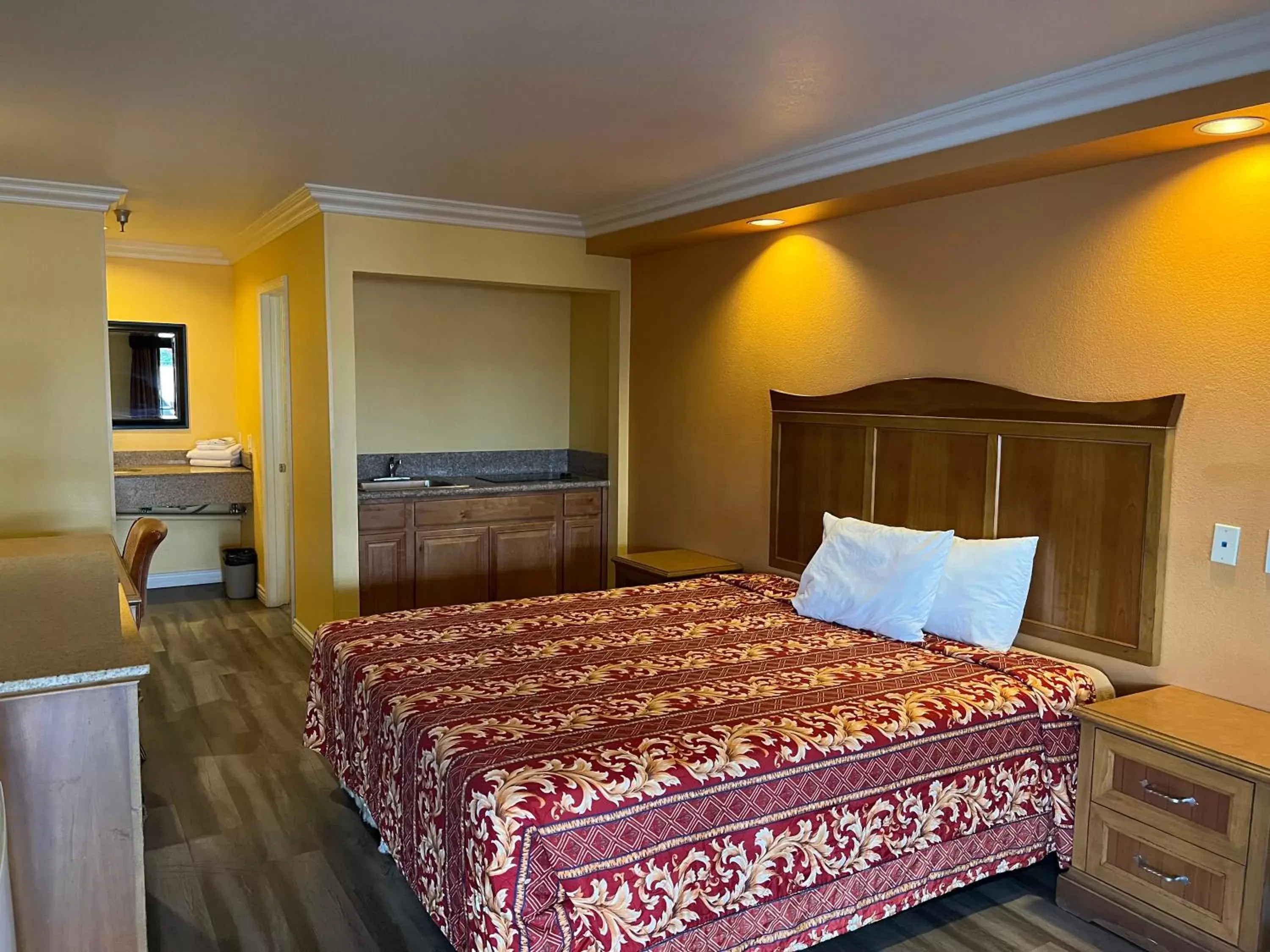 Bed in Industry Inn & Suites