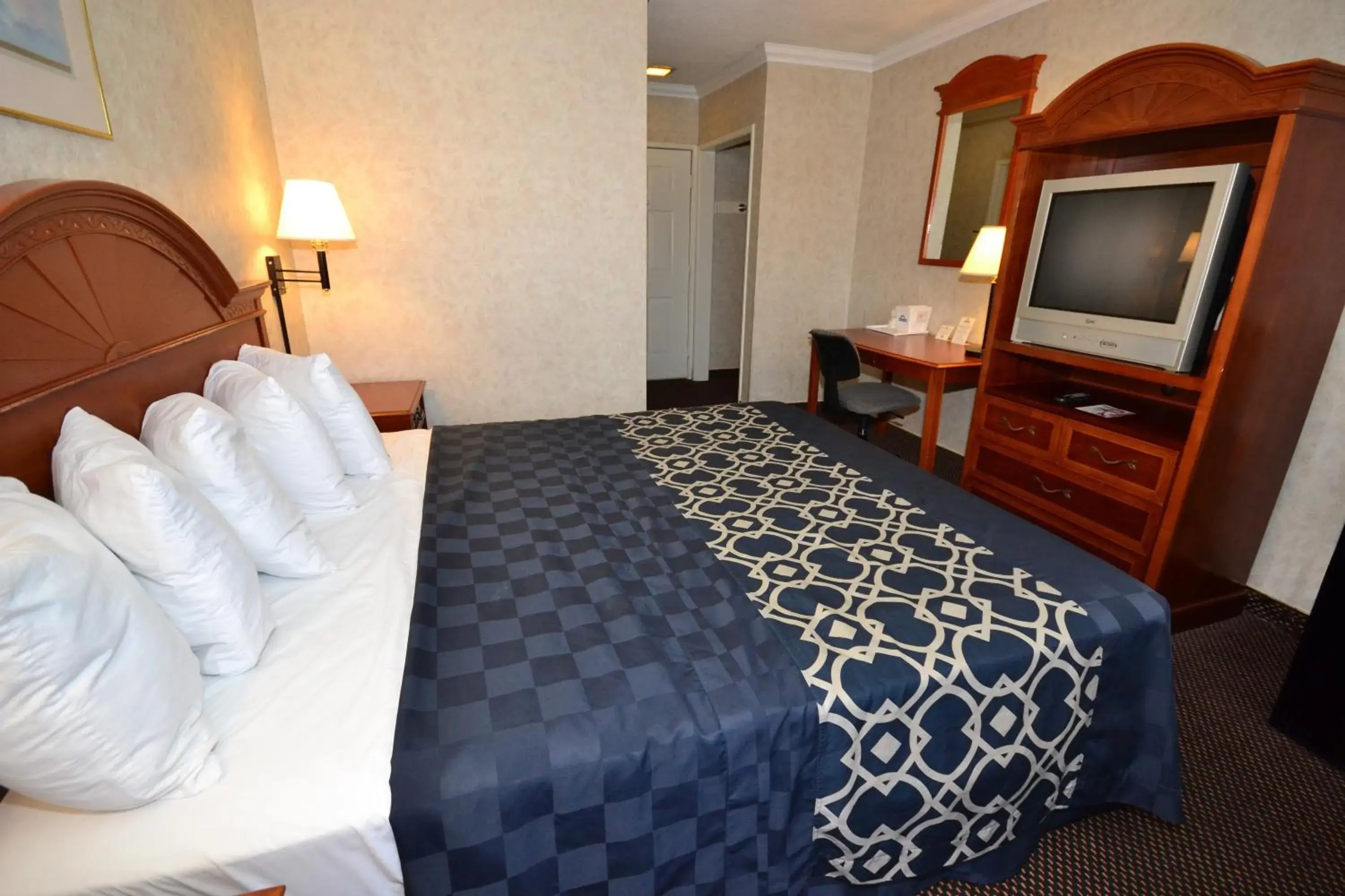 Photo of the whole room, Bed in Days Inn by Wyndham Los Angeles LAX/VeniceBch/Marina DelRay