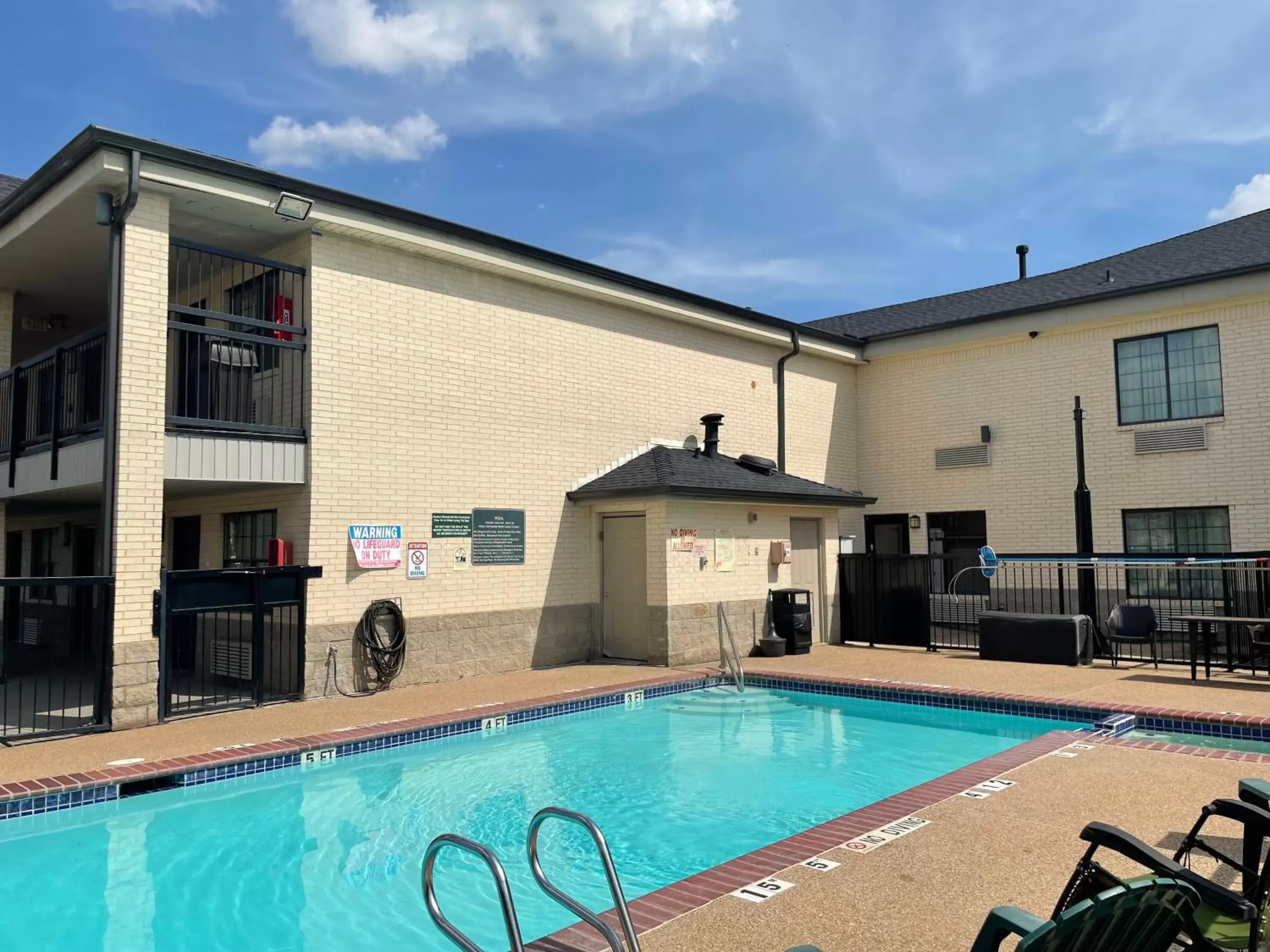 Swimming pool, Property Building in Red Roof Inn & Suites Weatherford