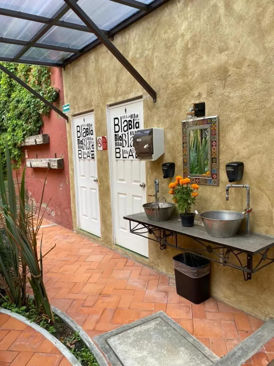 Public Bath in Hotel el Descanso Barrio del Artista