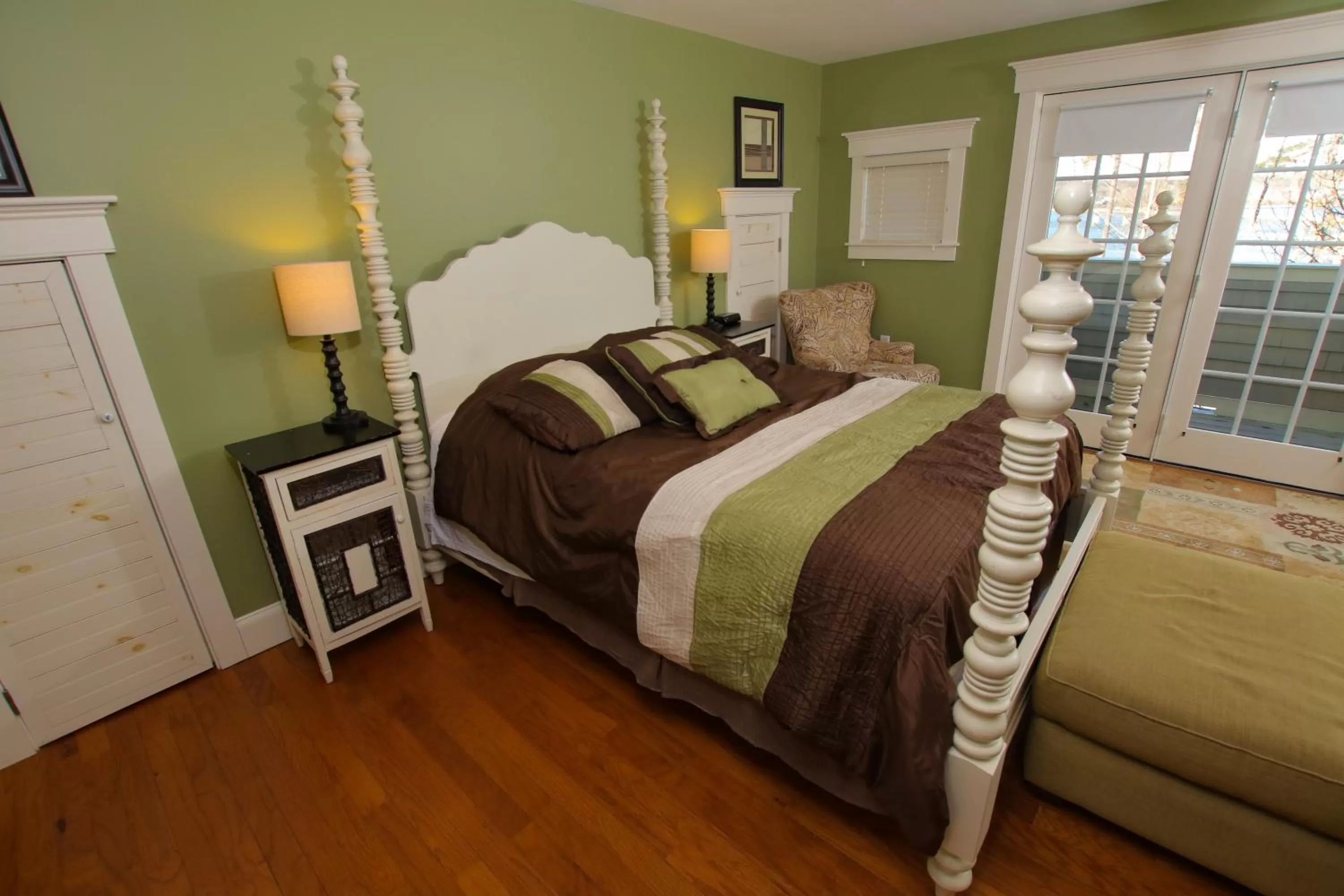 Bed in Sheepscot Harbour Village Resort