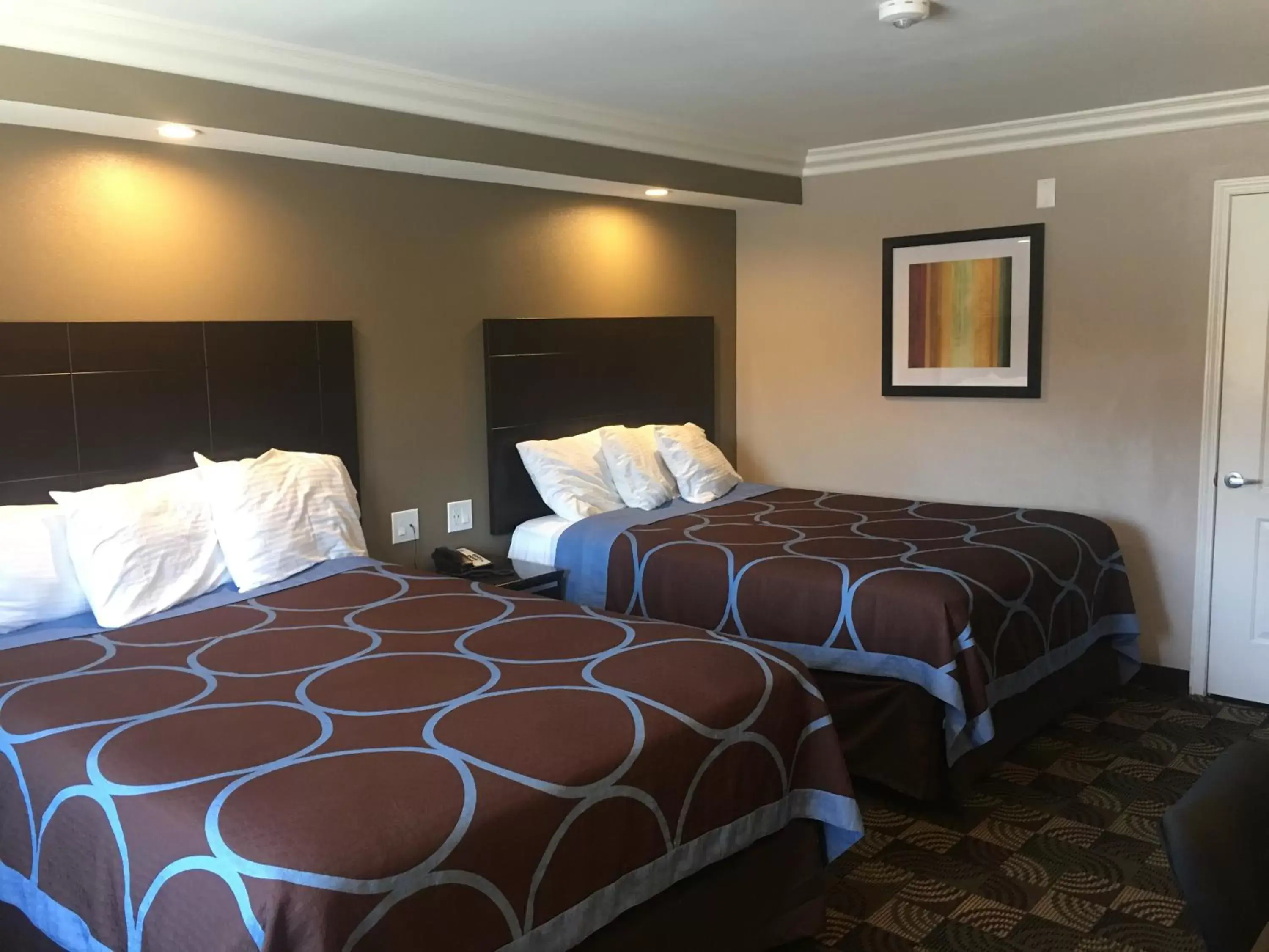 Bed in Hotel Seville - Ontario Airport/Chino