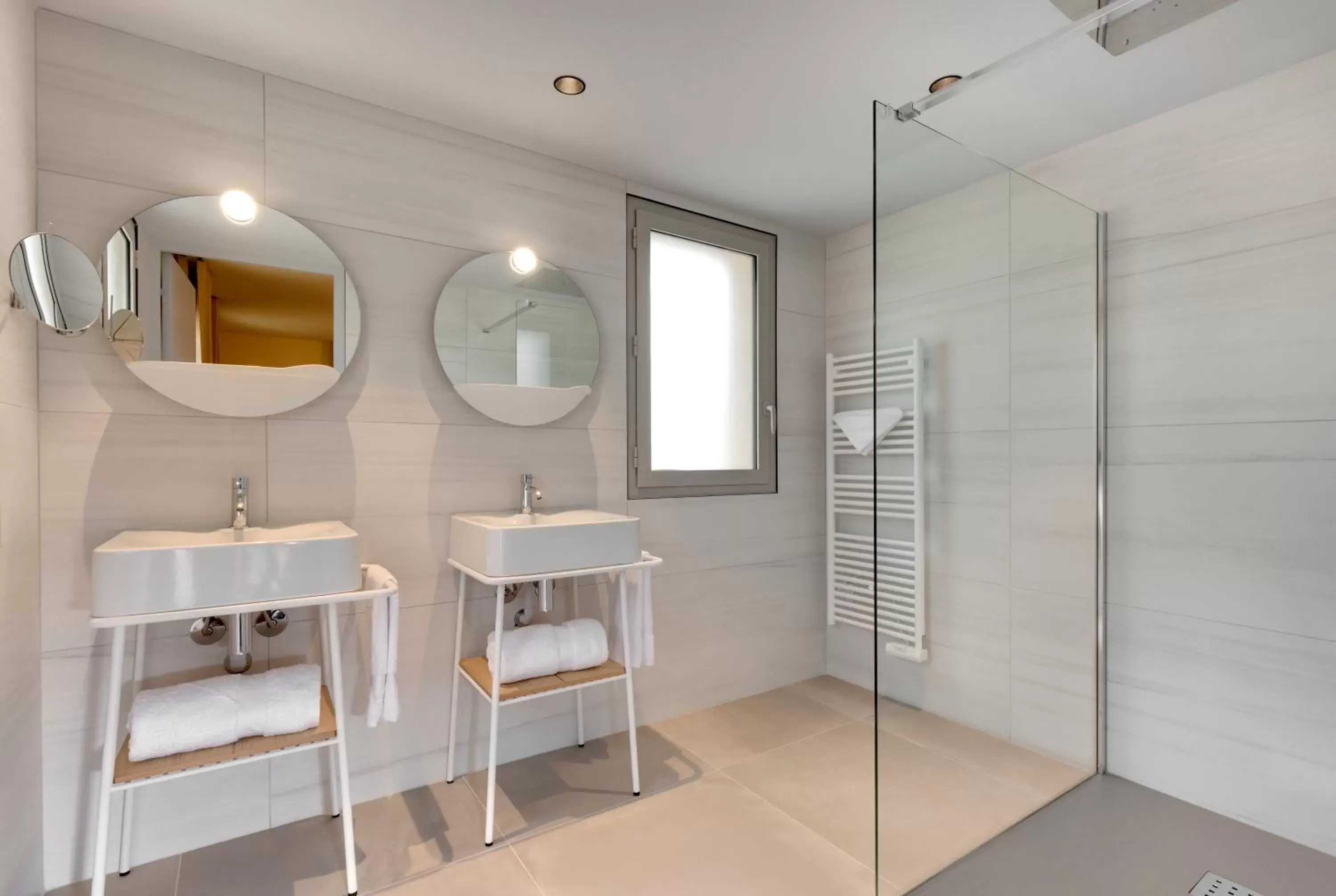 Shower, Bathroom in Château Fage - La Maison des Vignes - Groupe LES COLLECTIONNEURS