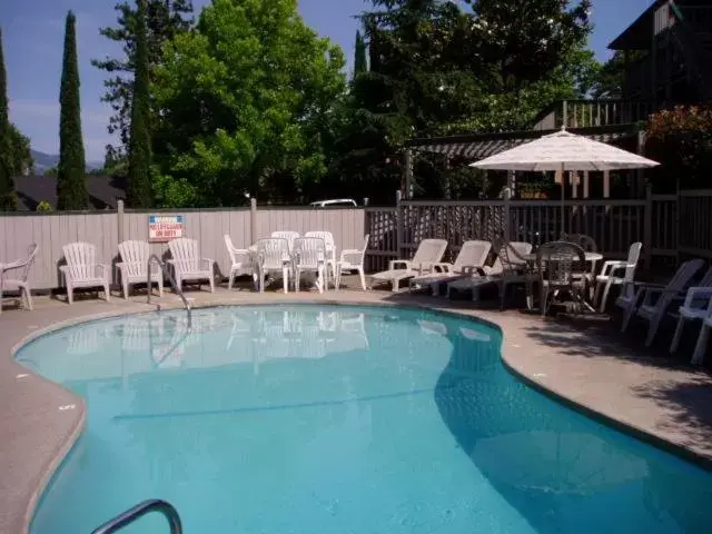 Swimming Pool in Cedarwood Inn