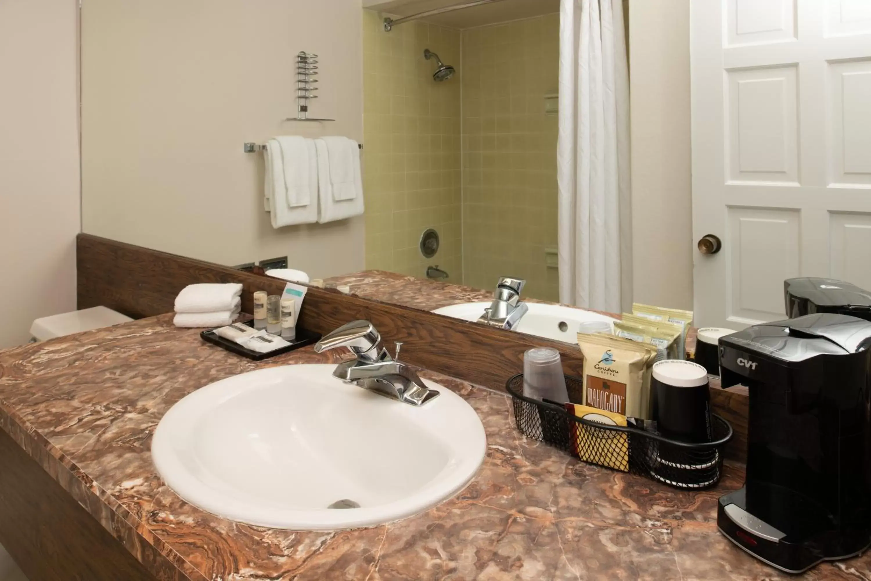 Bathroom in Astoria Riverwalk Inn