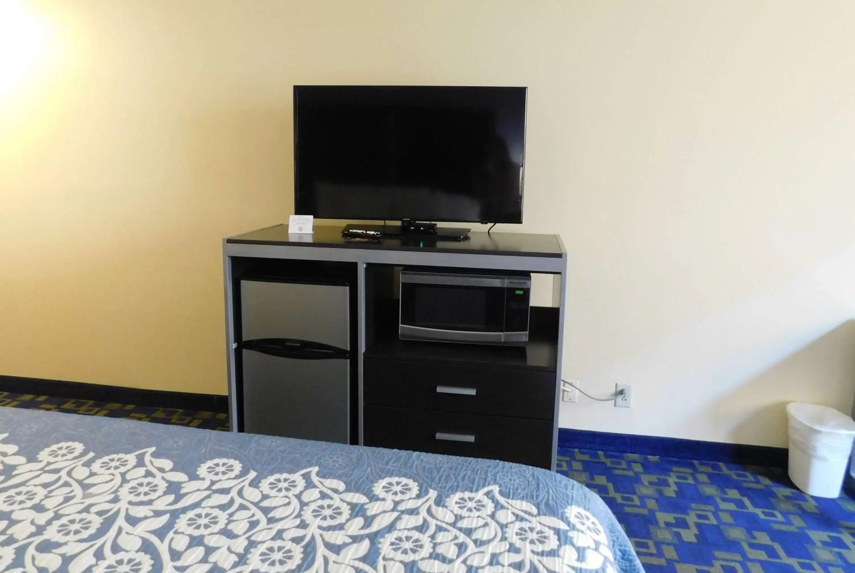 Photo of the whole room, TV/Entertainment Center in Days Inn & Suites by Wyndham Pocahontas