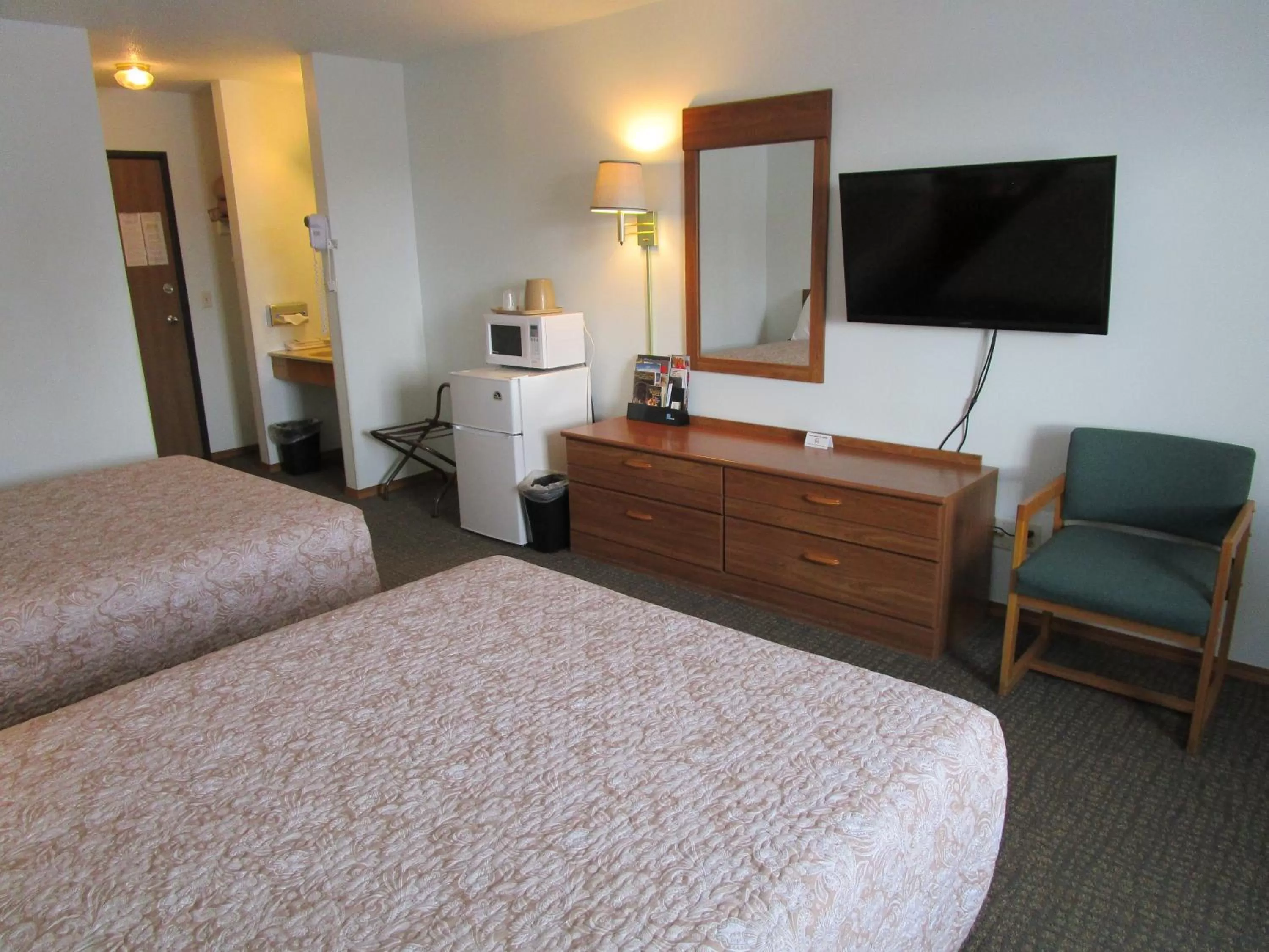 Queen Room with Two Queen Beds in Dakota Country Inn