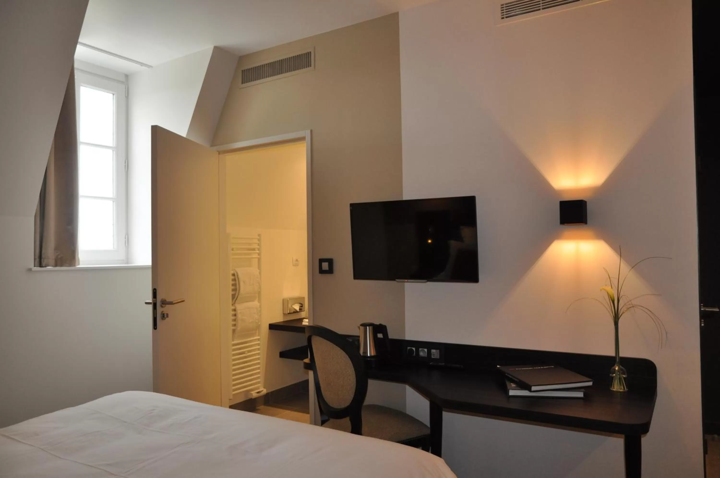 Bedroom, Bed in Les 3 Lieux - Hôtel, Restaurant, Espace sensoriel