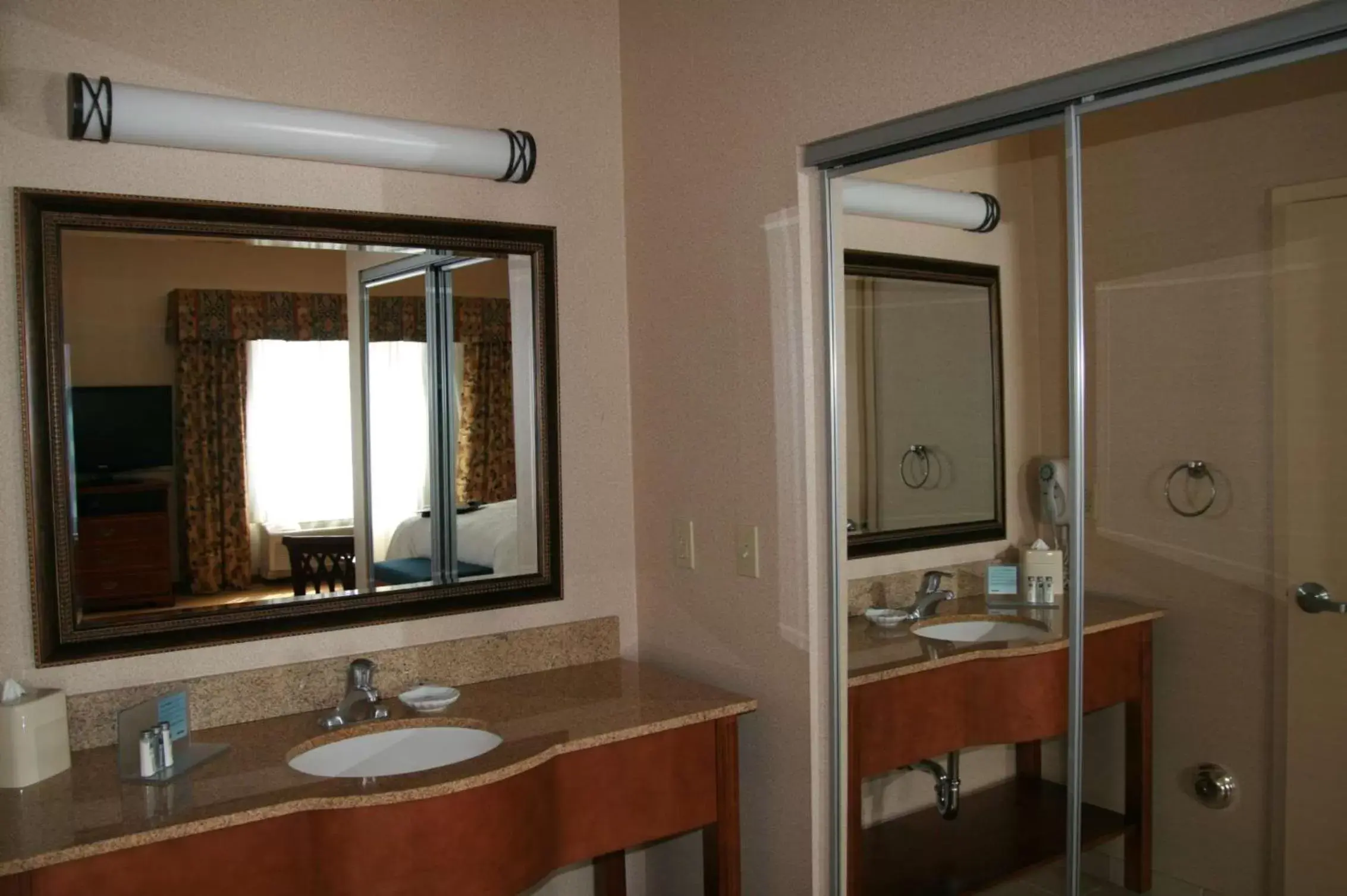 Bathroom in Hampton Inn & Suites Pittsburg