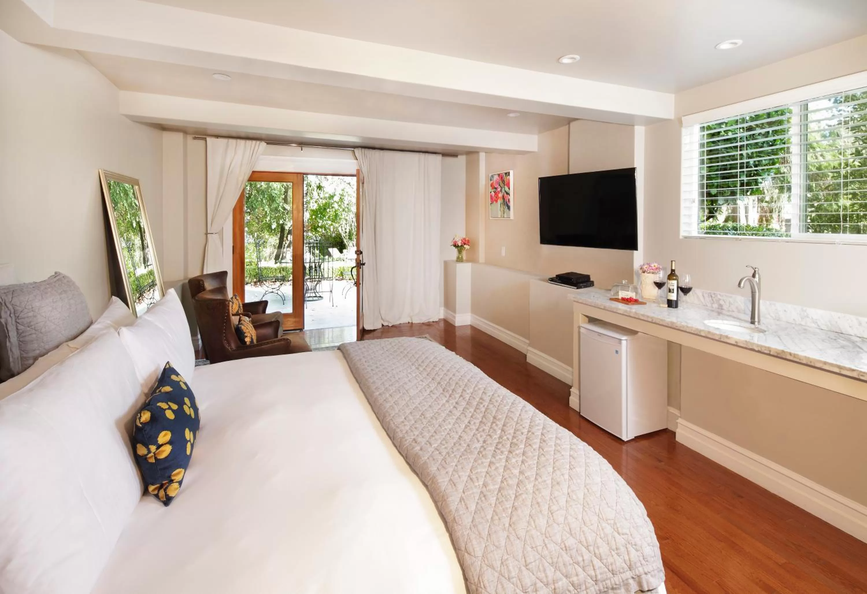 Photo of the whole room, TV/Entertainment Center in Calderwood Inn