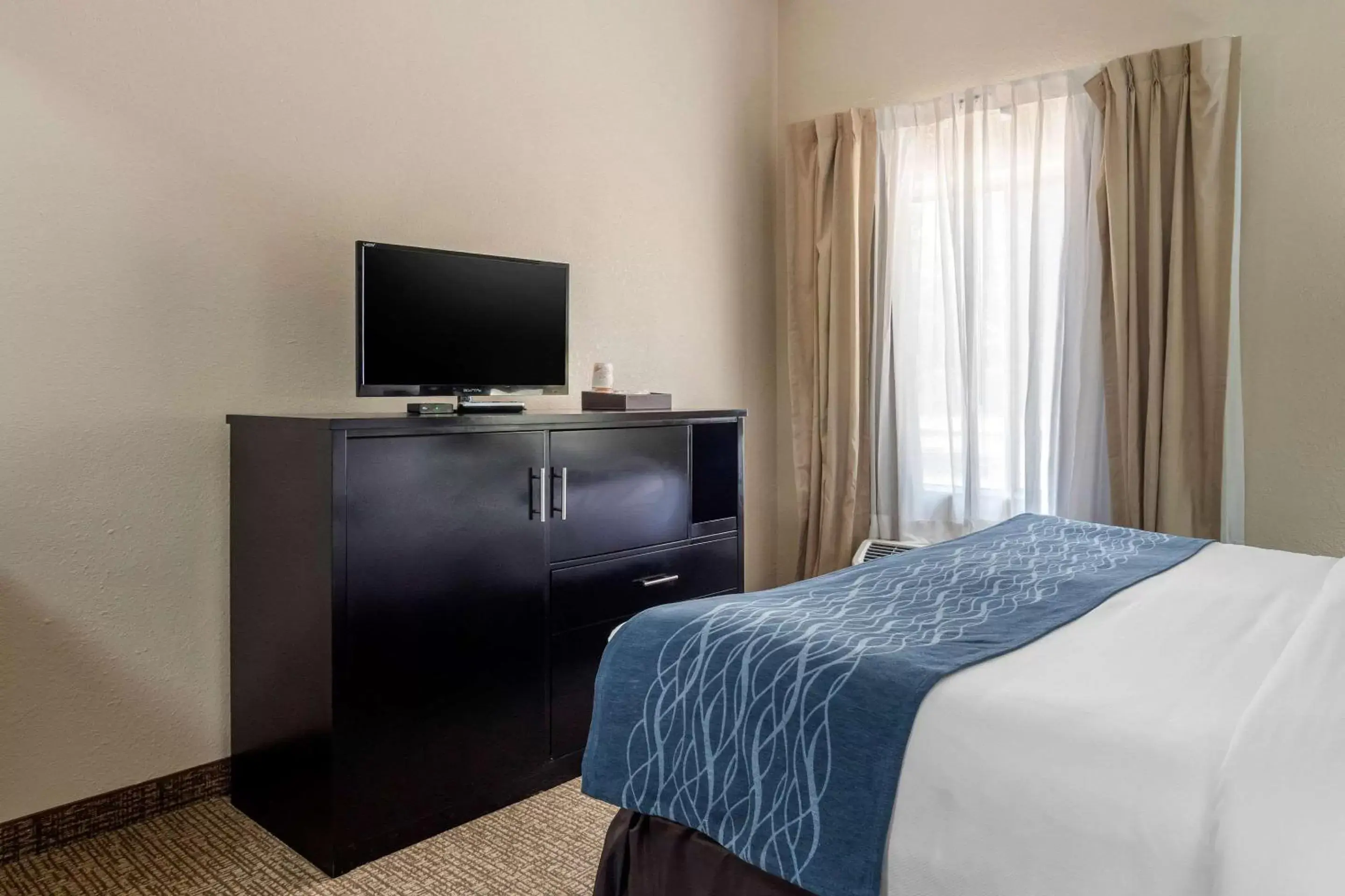 Bedroom, TV/Entertainment Center in Comfort Inn & Suites Atlanta Smyrna