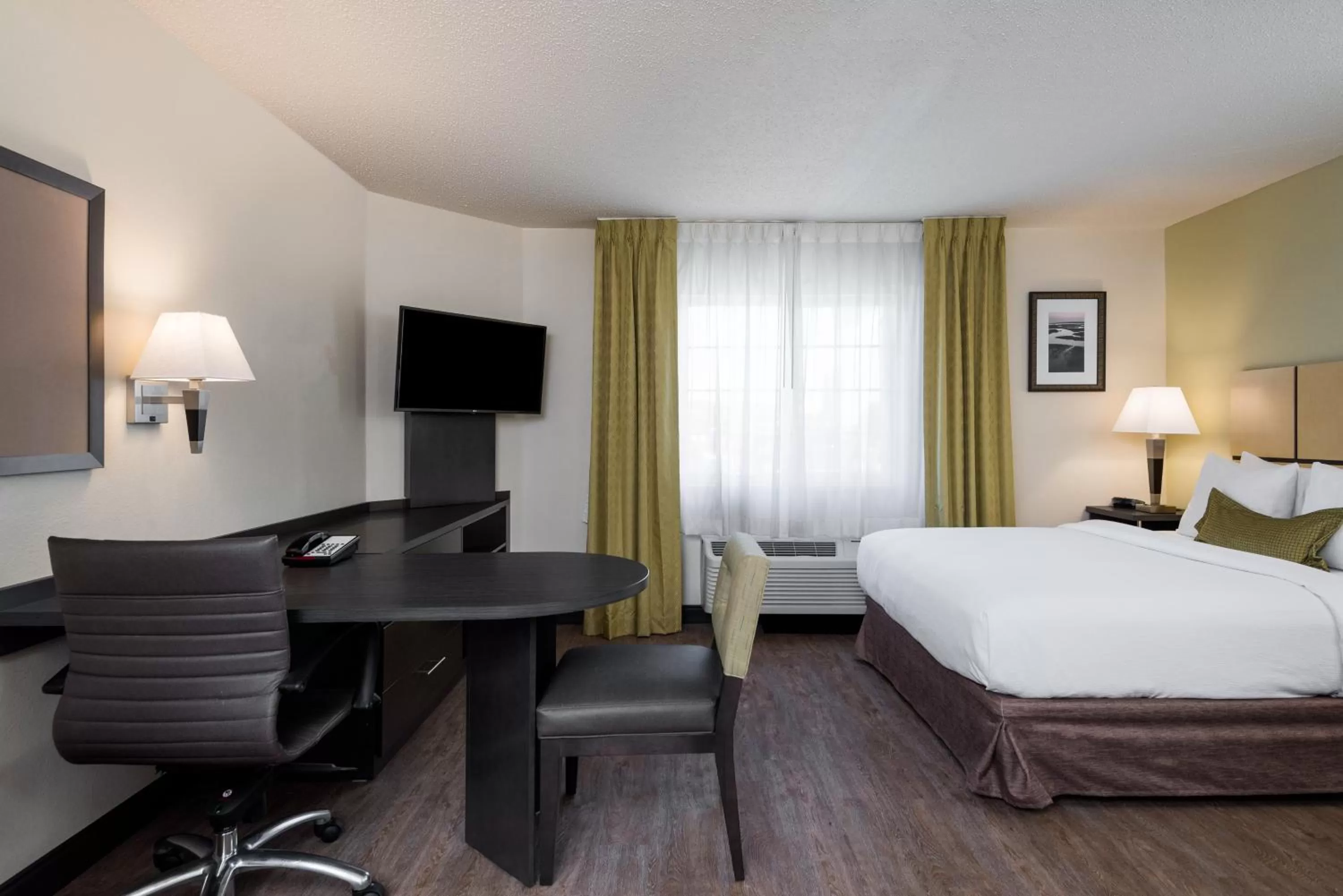 Photo of the whole room, Bed in Candlewood Suites Glen Allen-Short Pump