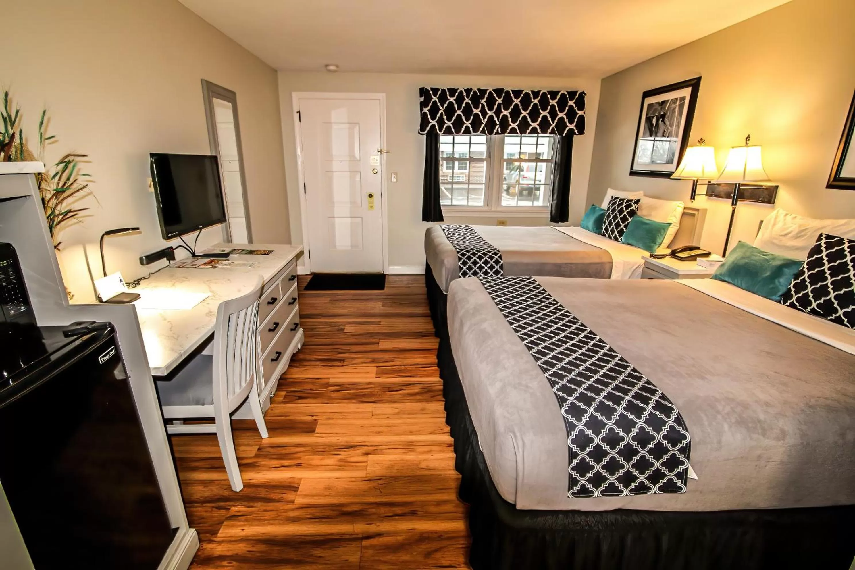 Bed in Colonial Inn Seekonk