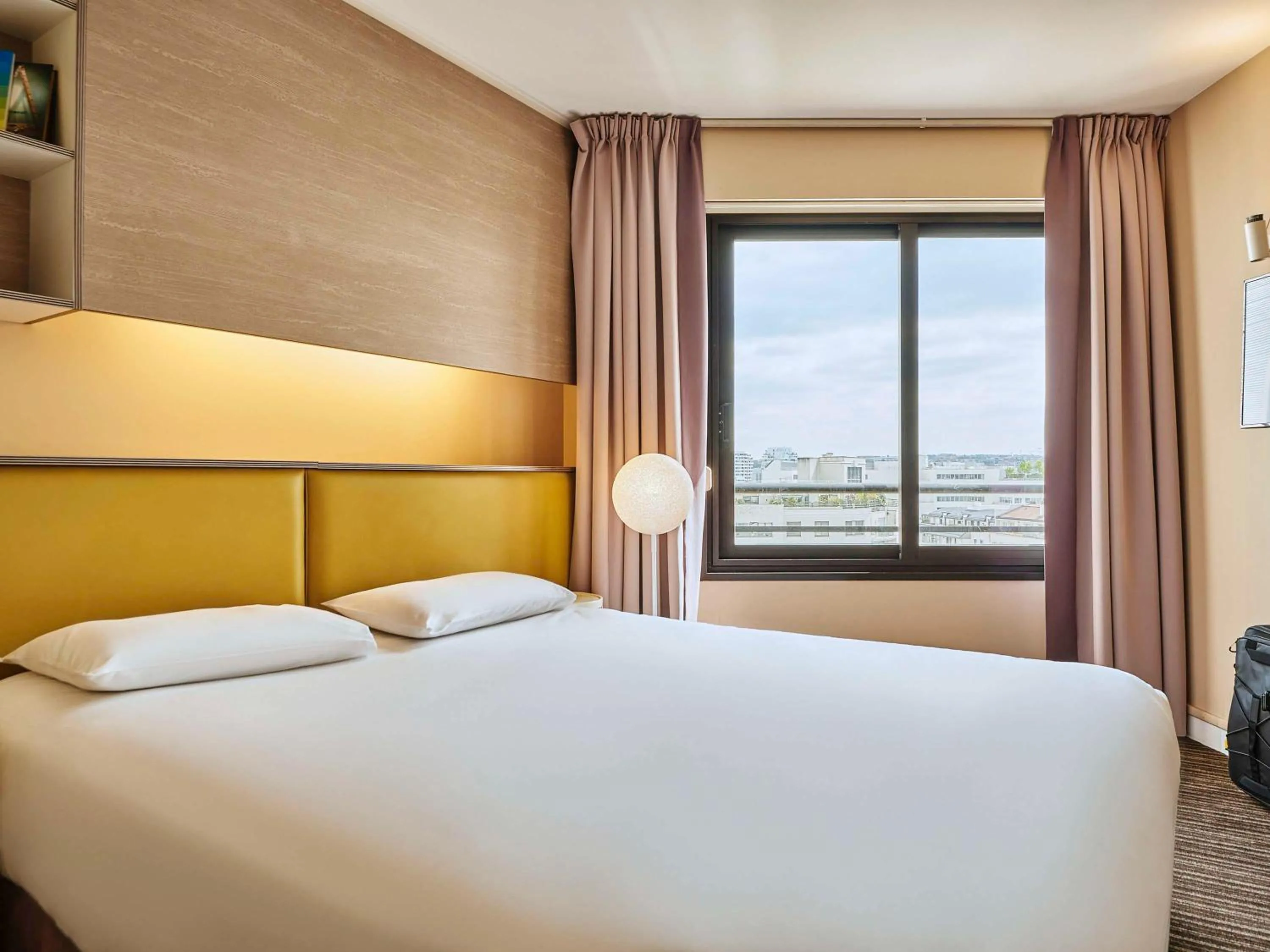 Apartment with Double Bed in AppartHotel Mercure Paris Boulogne