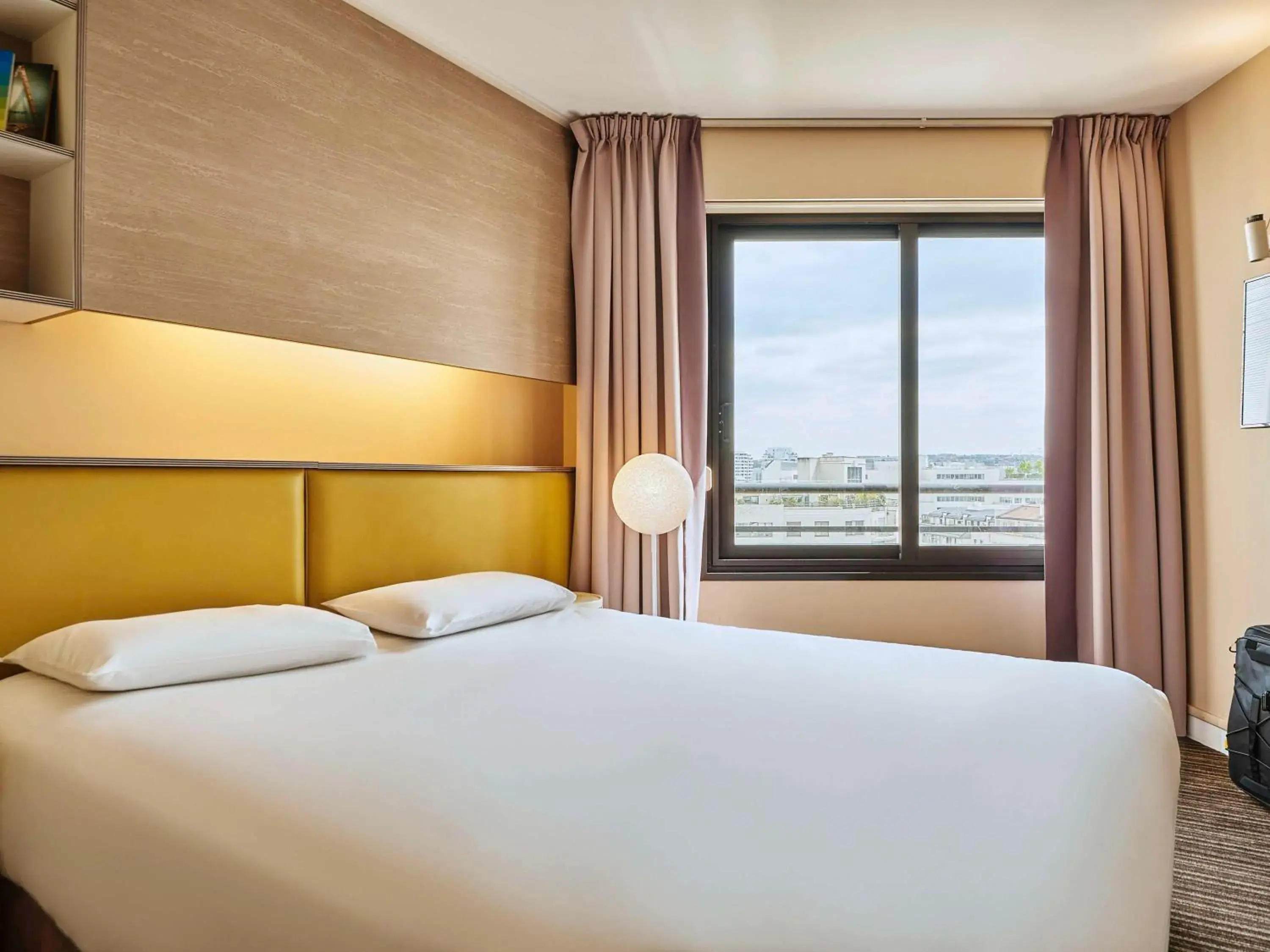Bedroom, Bed in AppartHotel Mercure Paris Boulogne