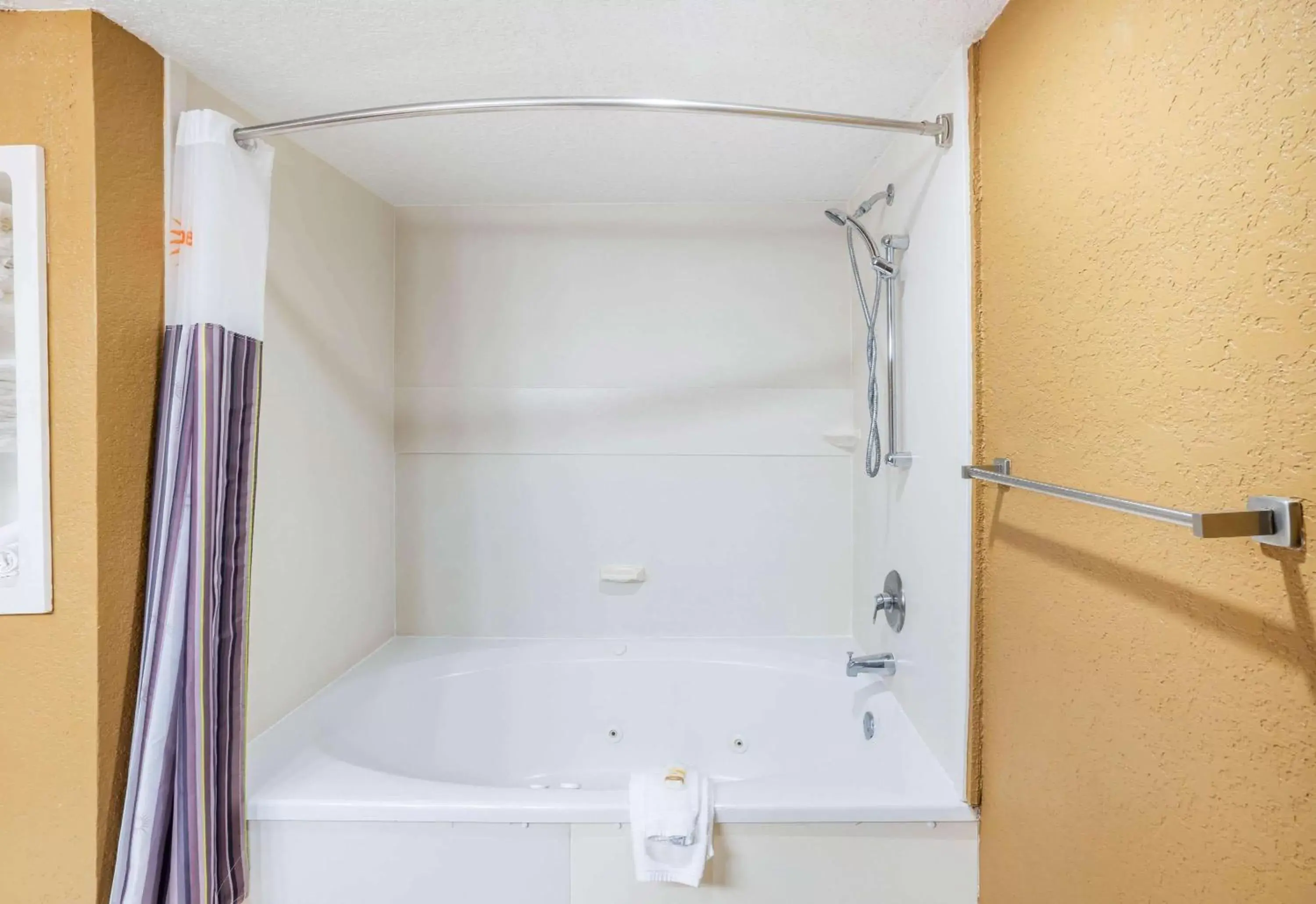 Bathroom in La Quinta Inn & Suites by Wyndham Hot Springs