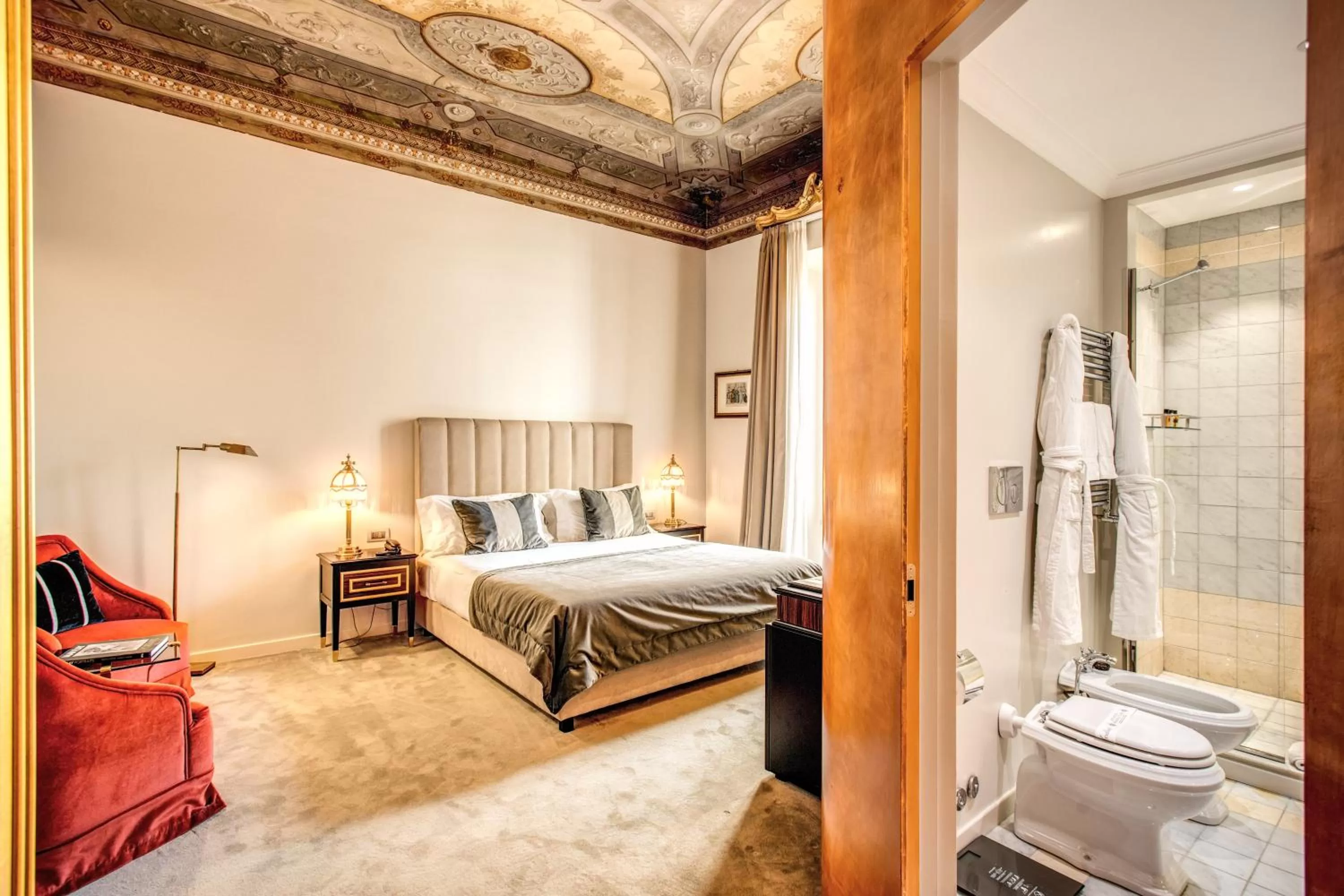 Shower, Bed in Martius Private Suites Hotel