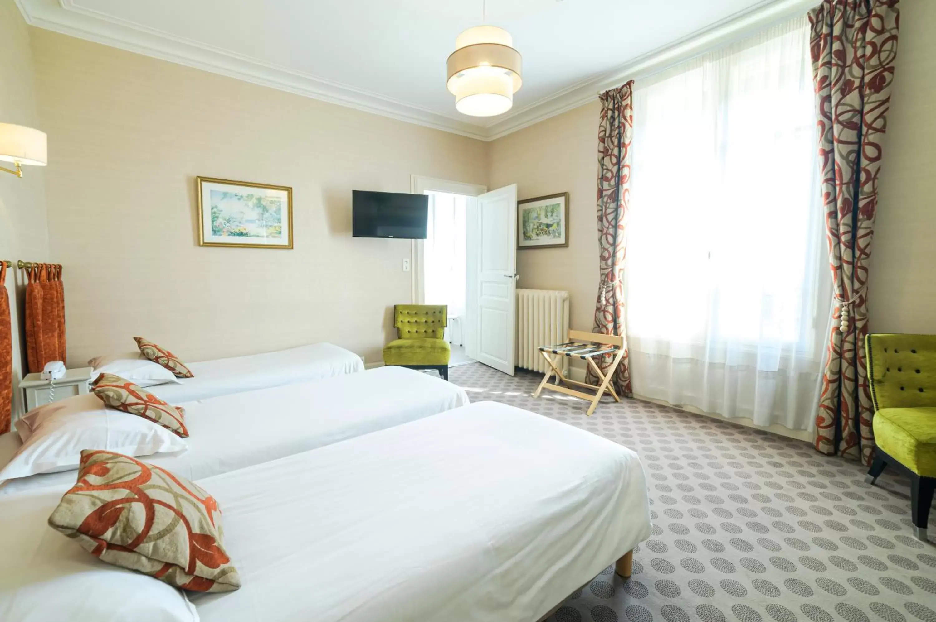 Family, Bed in The Originals Boutique, Hôtel Normandie, Auxerre