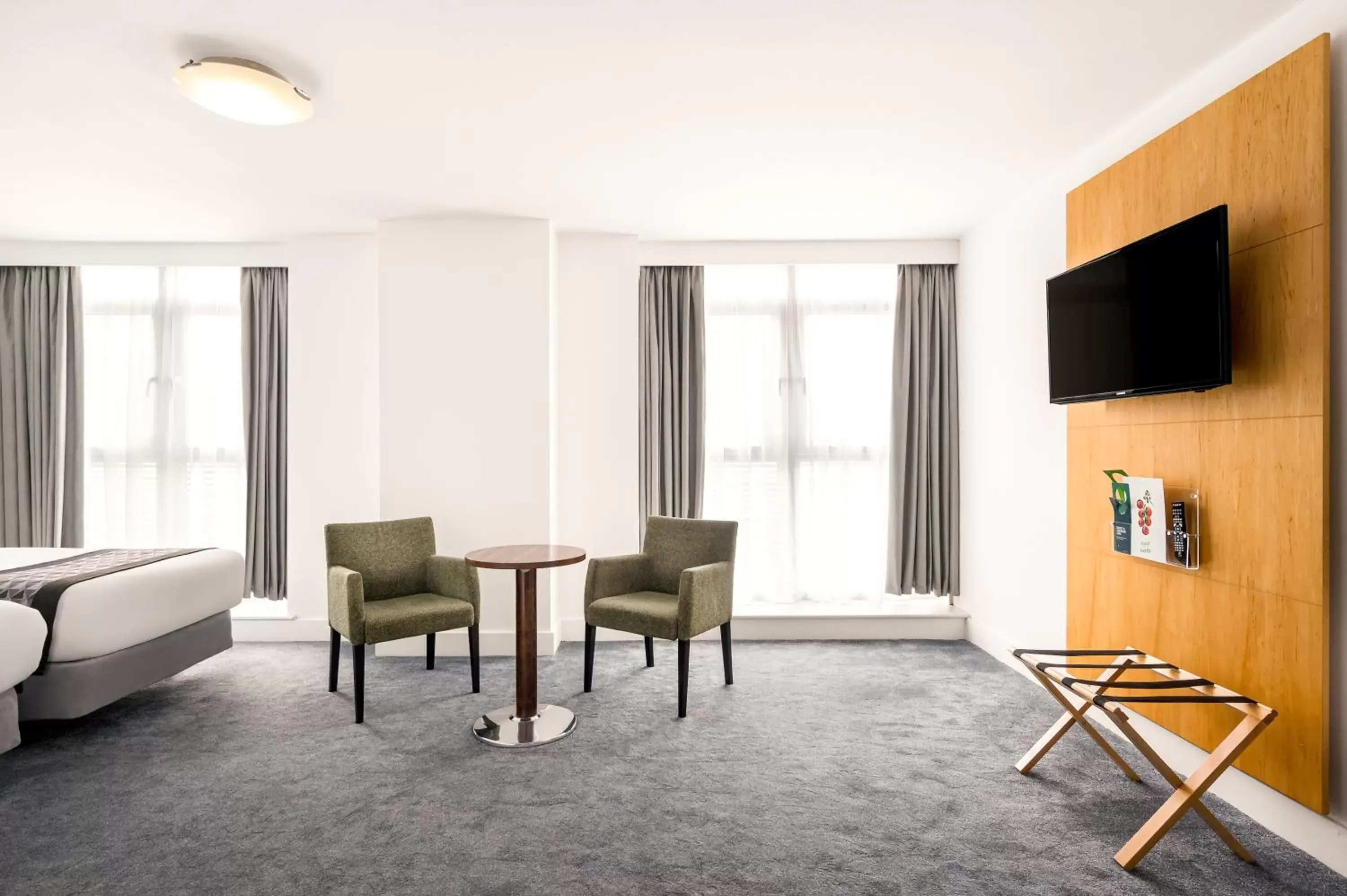 Bedroom, Seating Area in Holiday Inn Birmingham City, an IHG Hotel