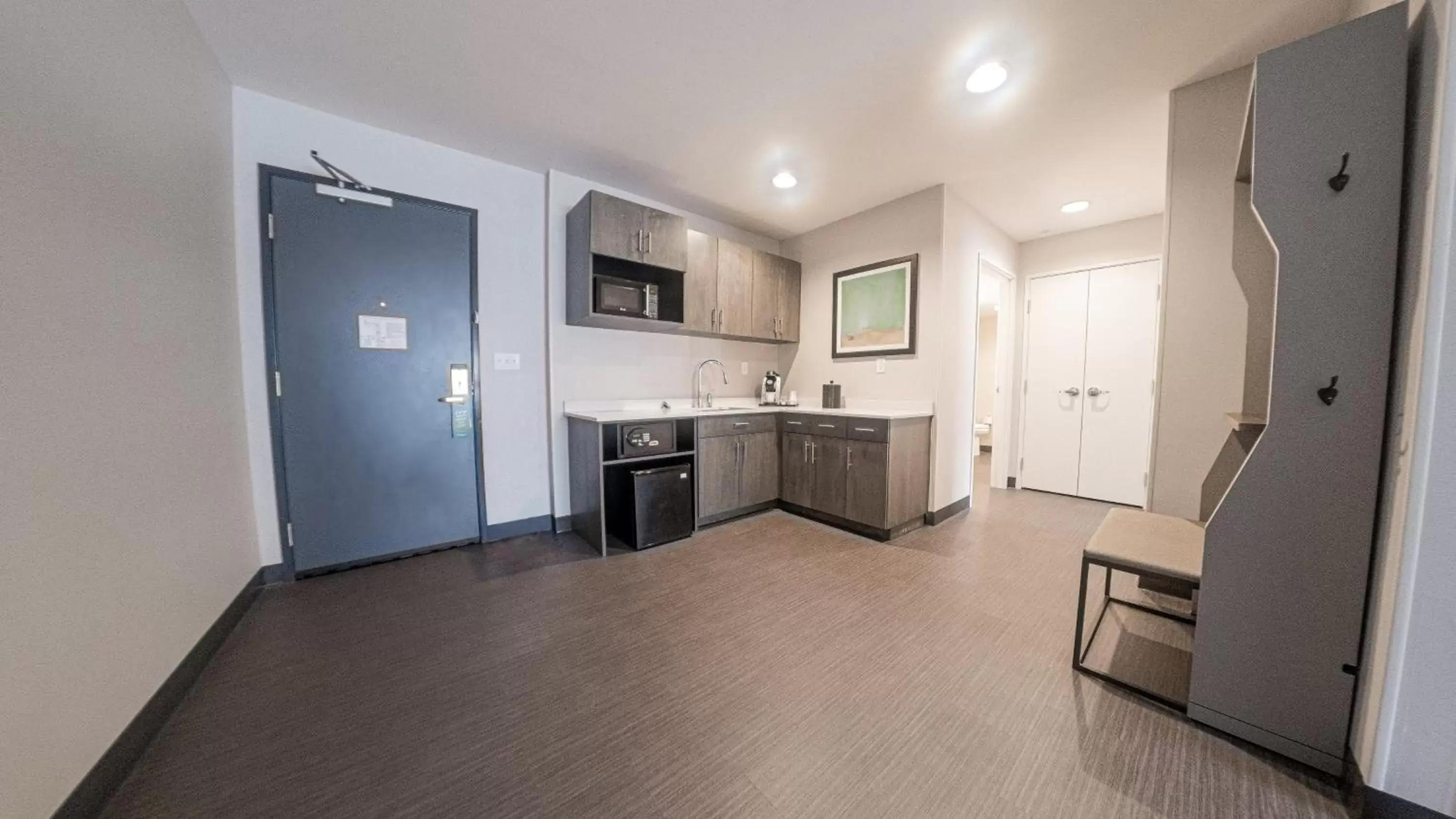 Photo of the whole room, Kitchen/Kitchenette in Holiday Inn & Suites Philadelphia W - Drexel Hill, an IHG Hotel