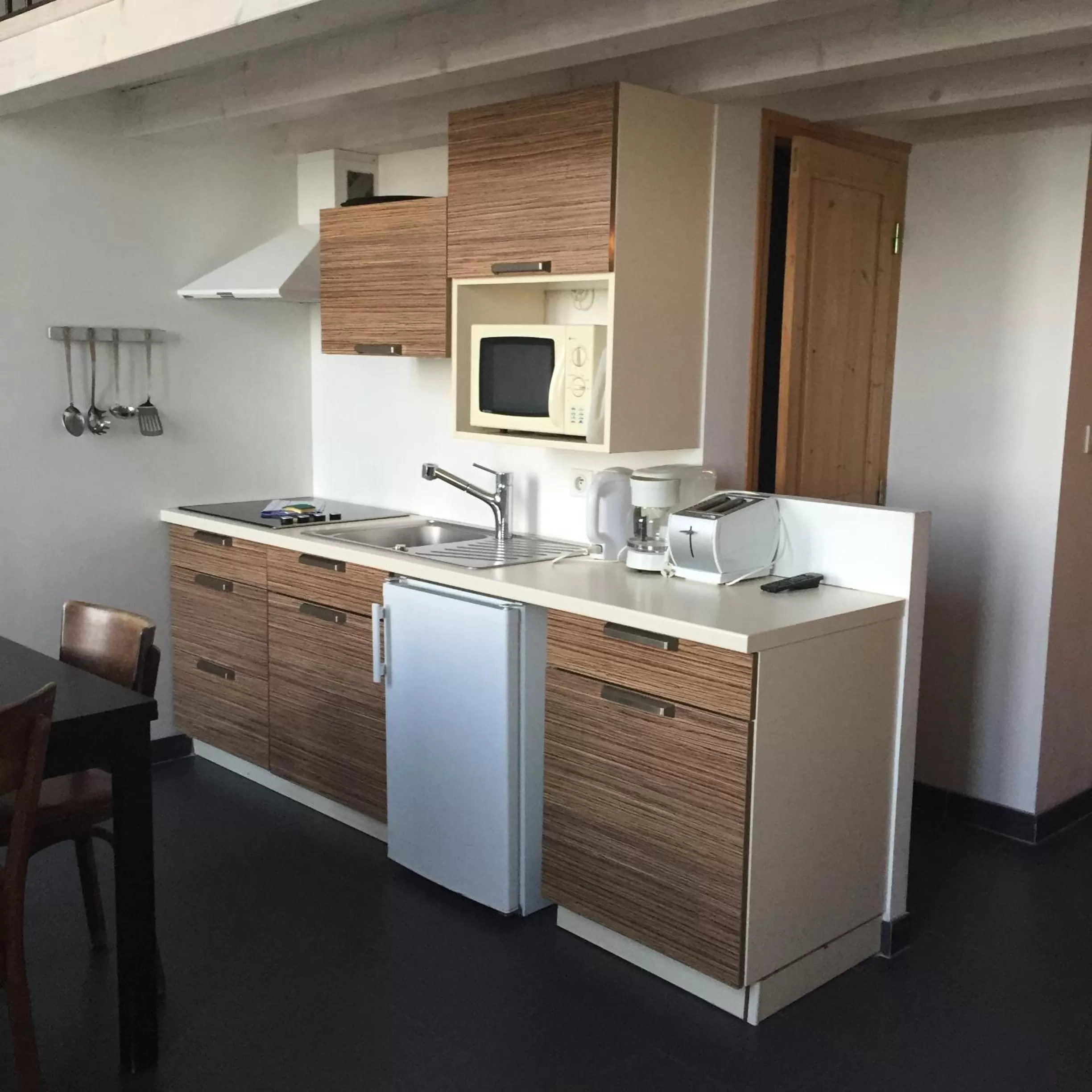 Bed, Kitchen/Kitchenette in Le Mole (Appartements et Chambres)
