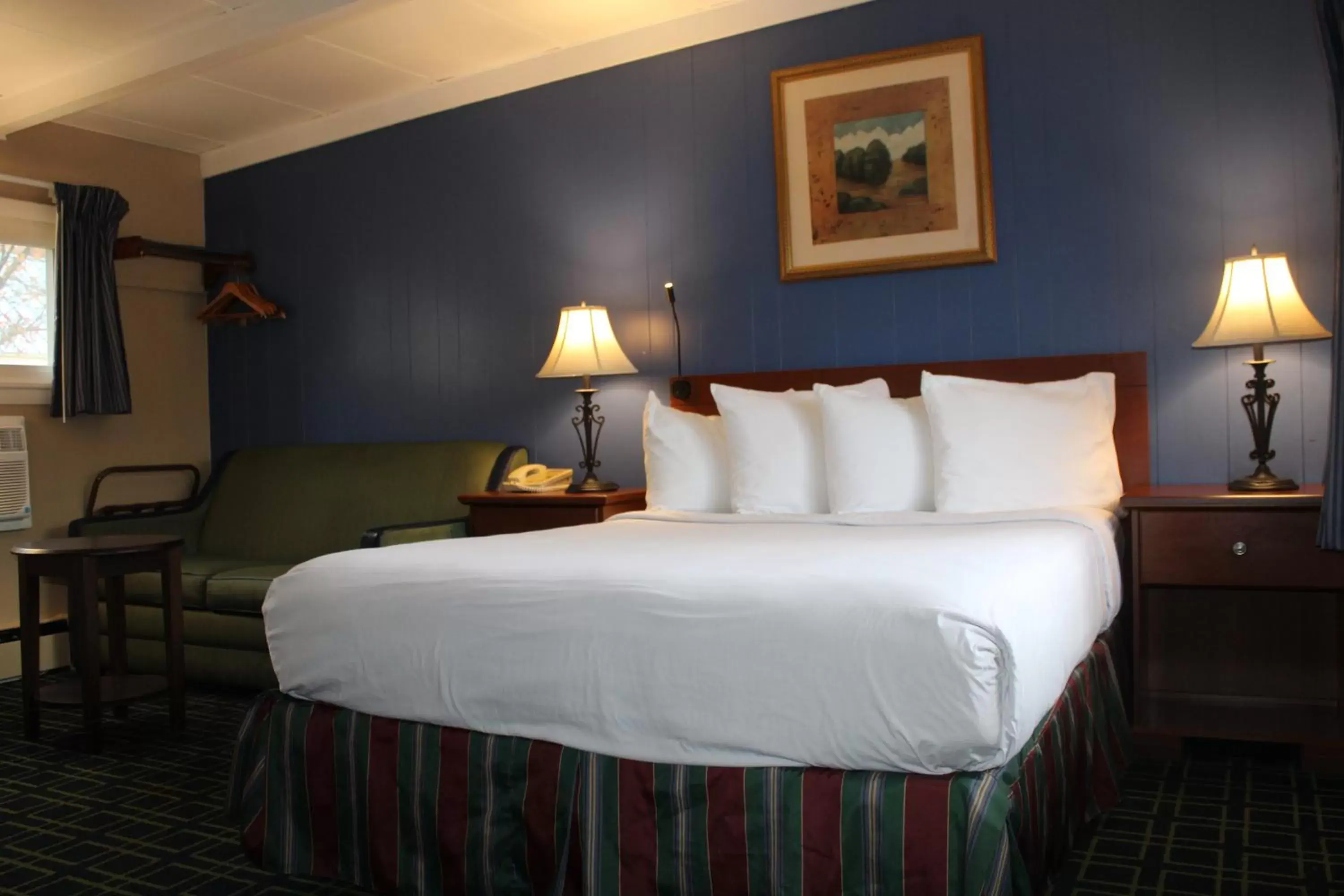 Bedroom, Bed in Claremont Motor Lodge