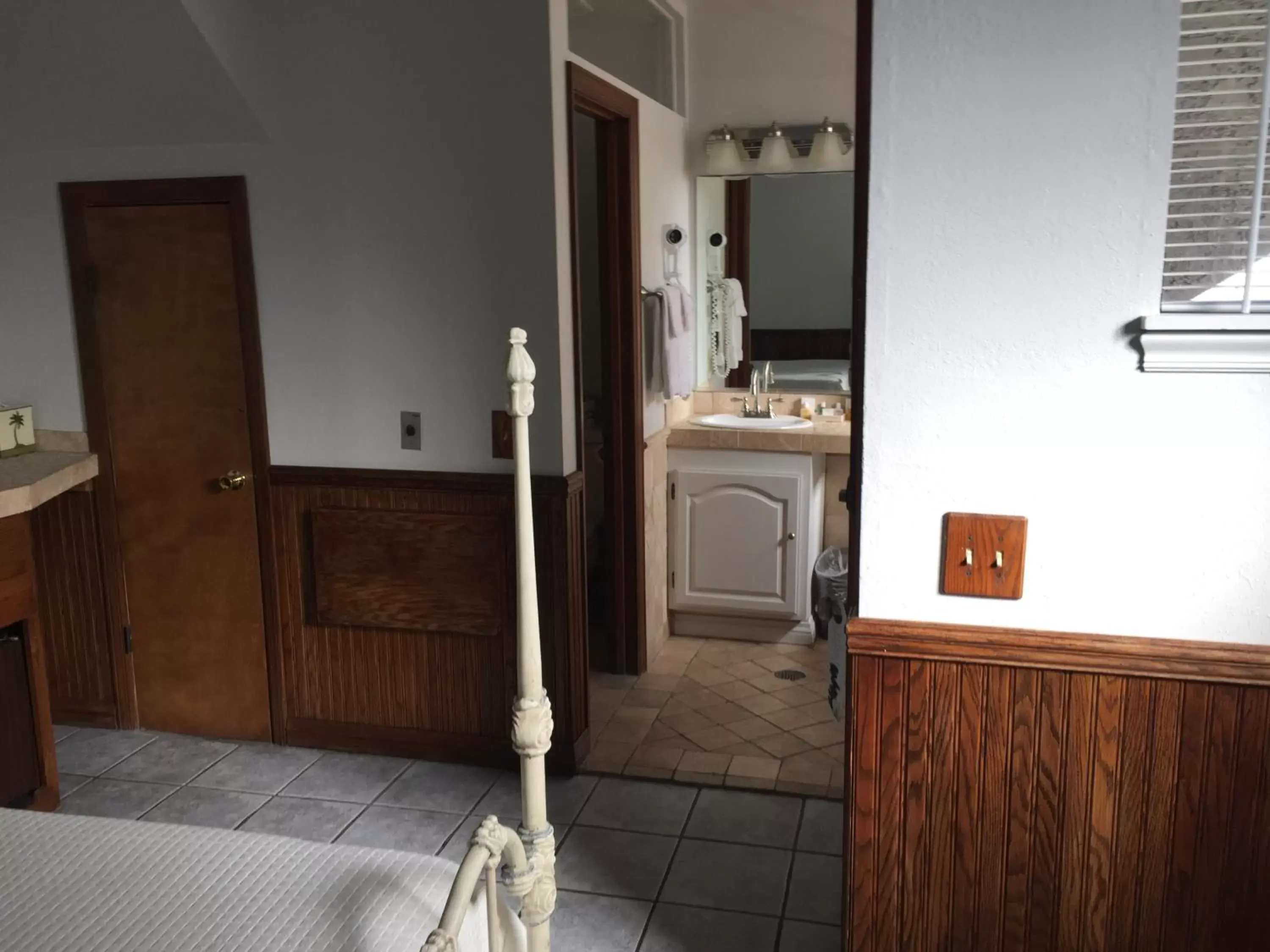 Bathroom, Kitchen/Kitchenette in Catalina Island Seacrest Inn