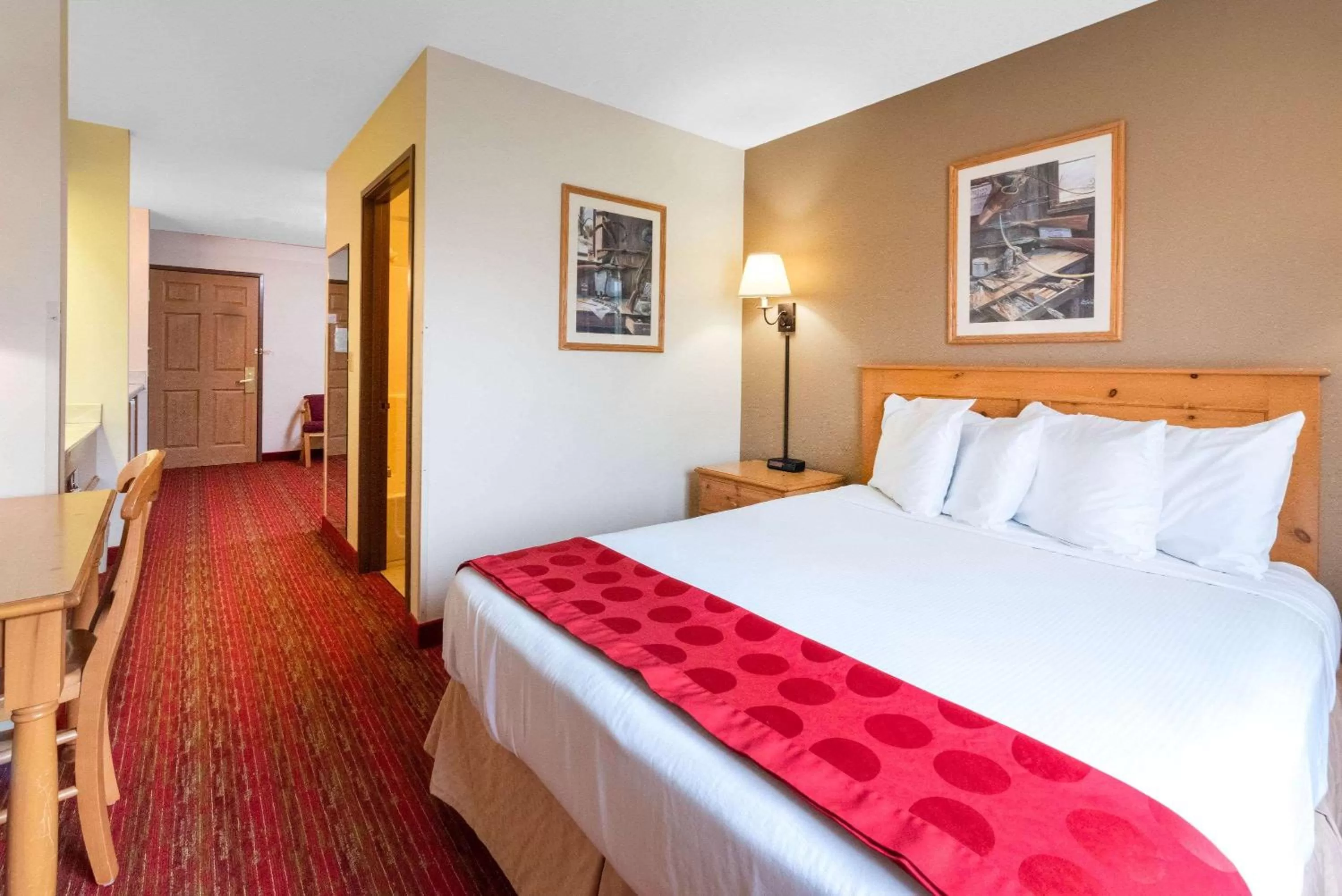 Photo of the whole room, Bed in Summerset Hotel and Suites Rapid City West