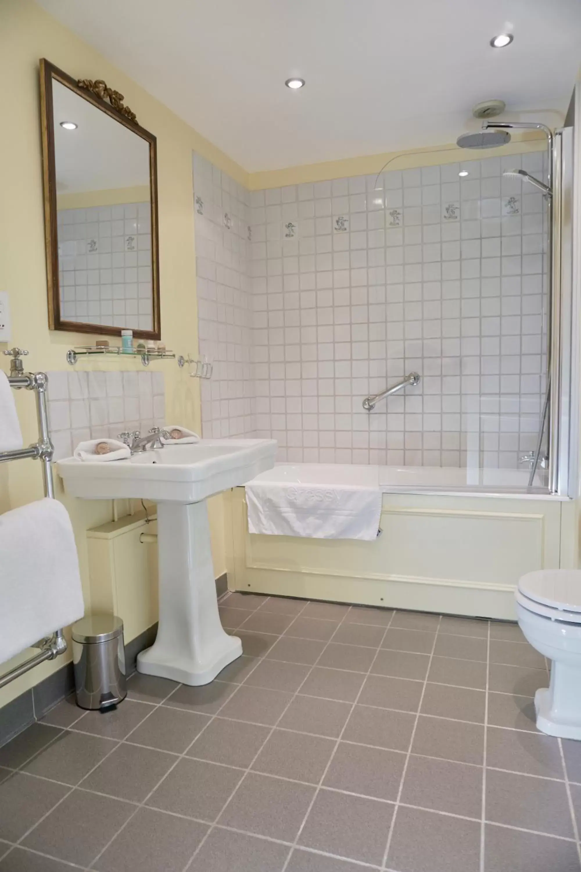 Bathroom in Le Manoir de Gressy