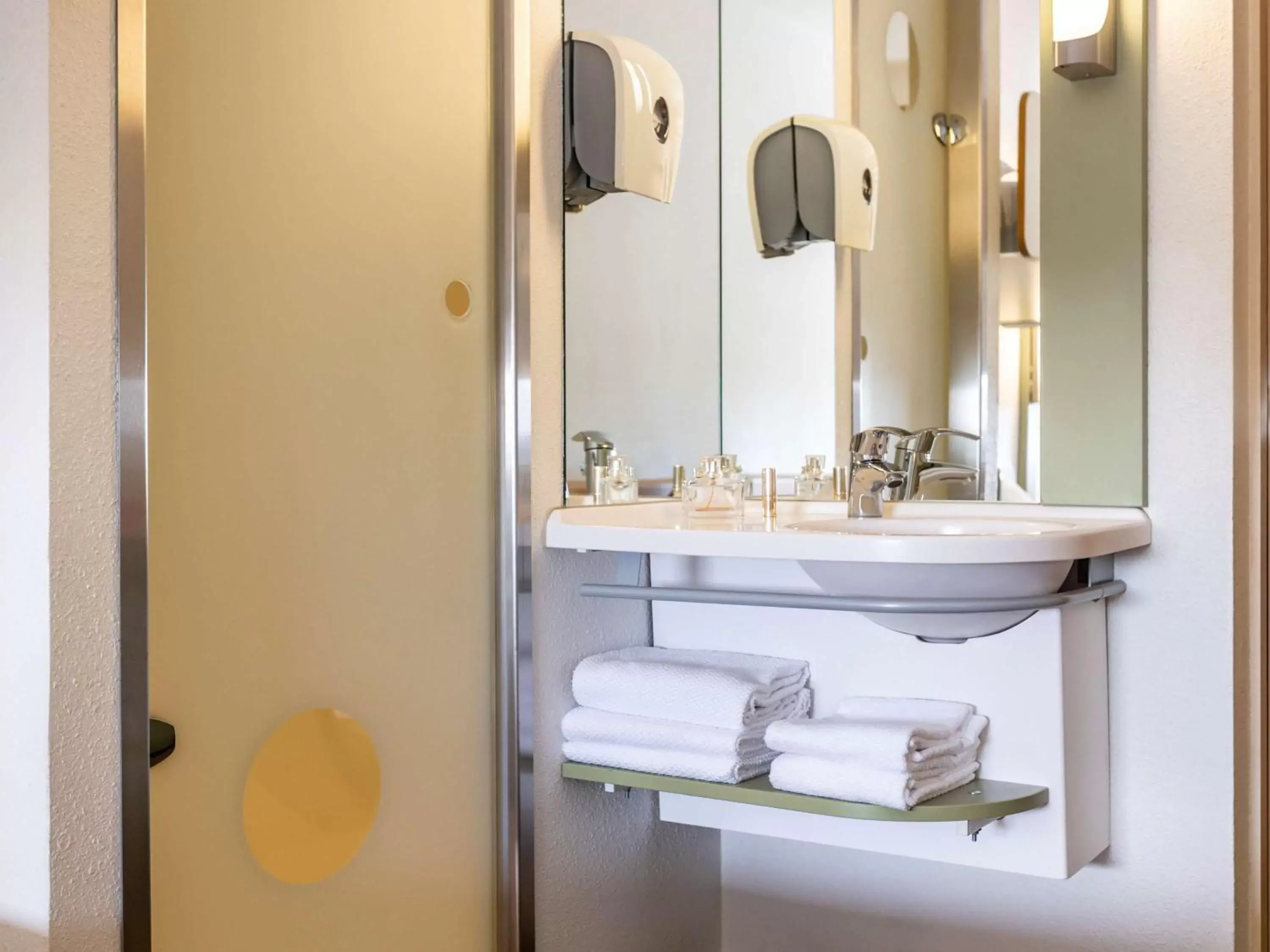 Bedroom, Bathroom in ibis budget Antwerpen Centraal Station