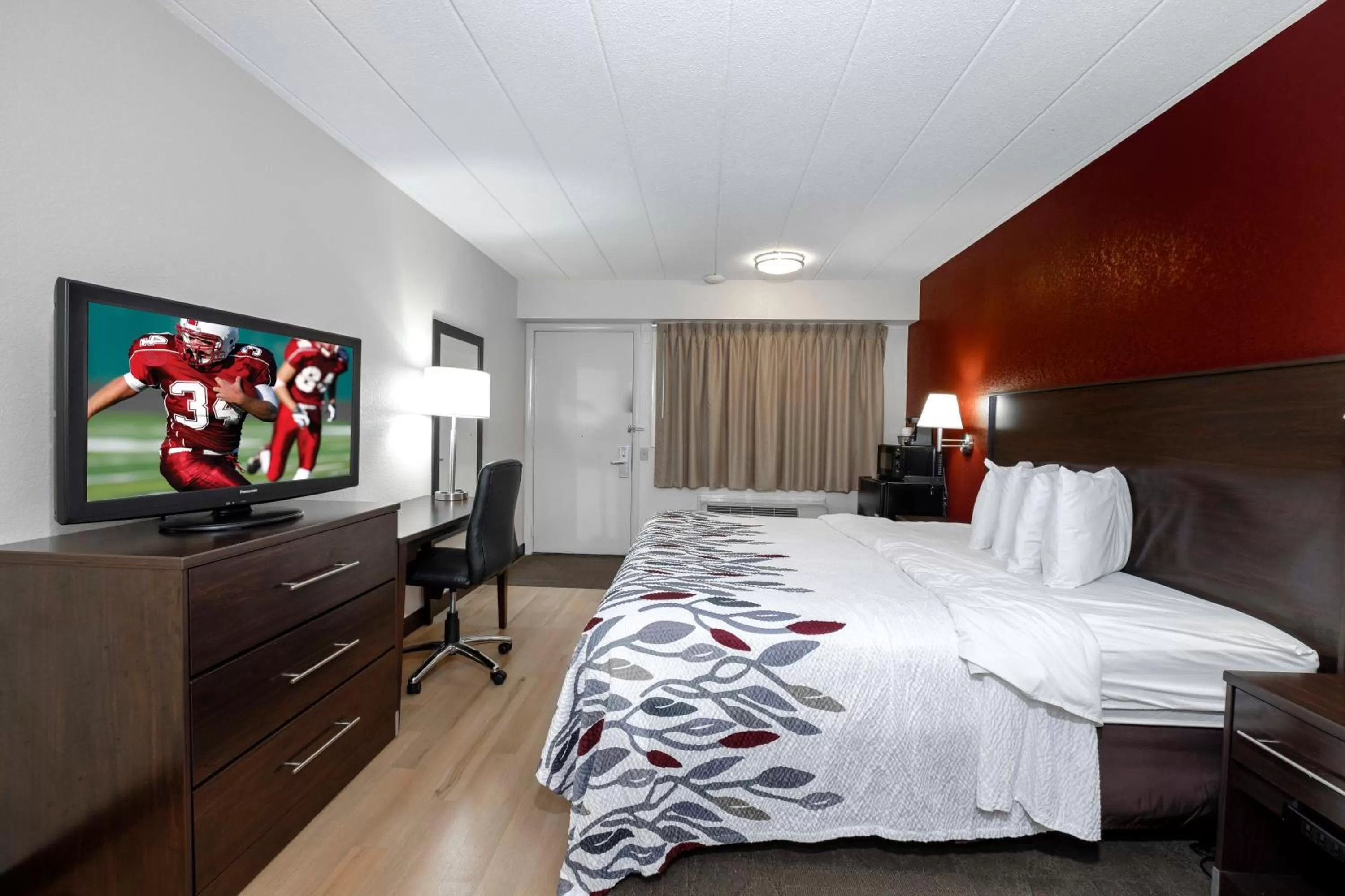 Photo of the whole room, Bed in Red Roof Inn Bloomington - Normal/University