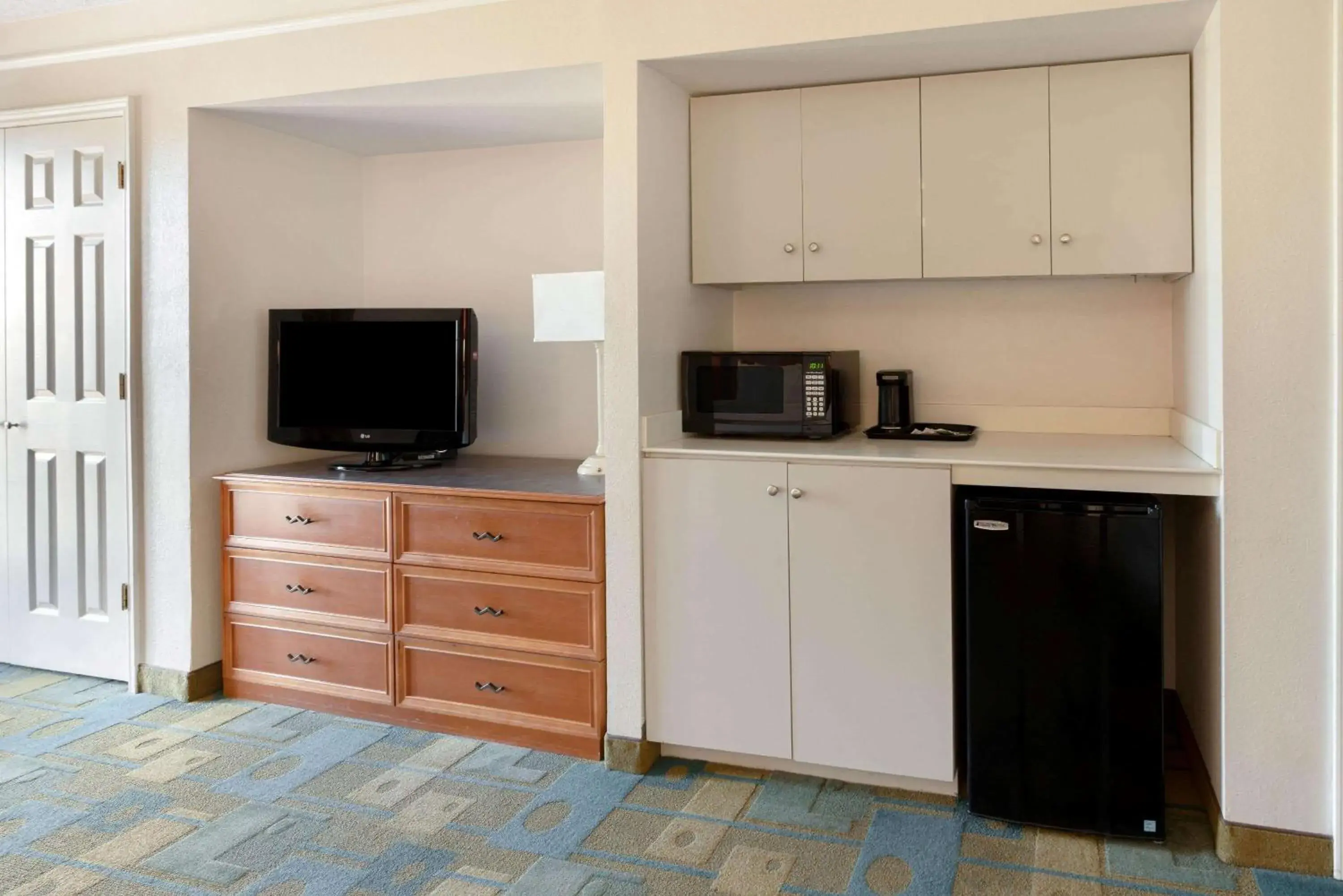 Photo of the whole room, TV/Entertainment Center in La Quinta Inn by Wyndham Phoenix Sky Harbor Airport