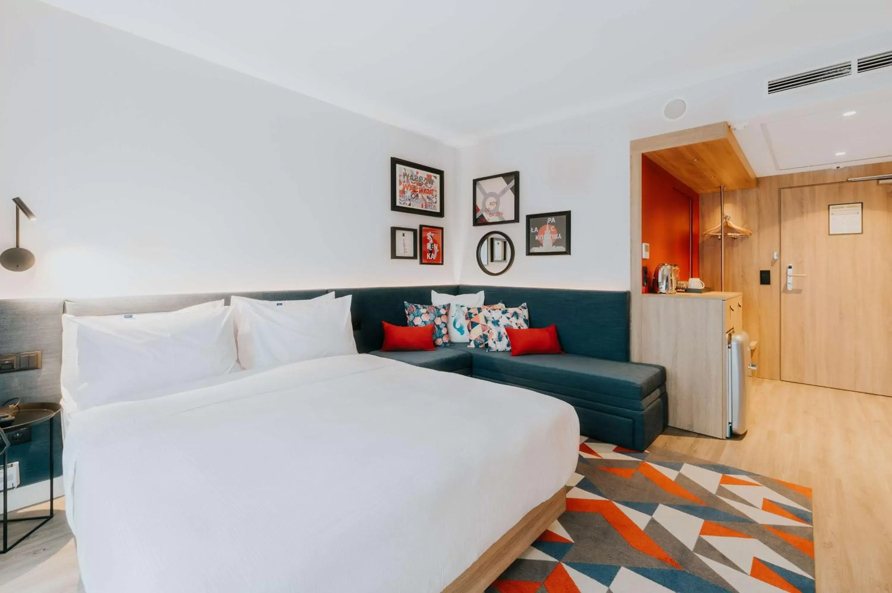 Living room, Bed in Hampton By Hilton Warsaw Reduta