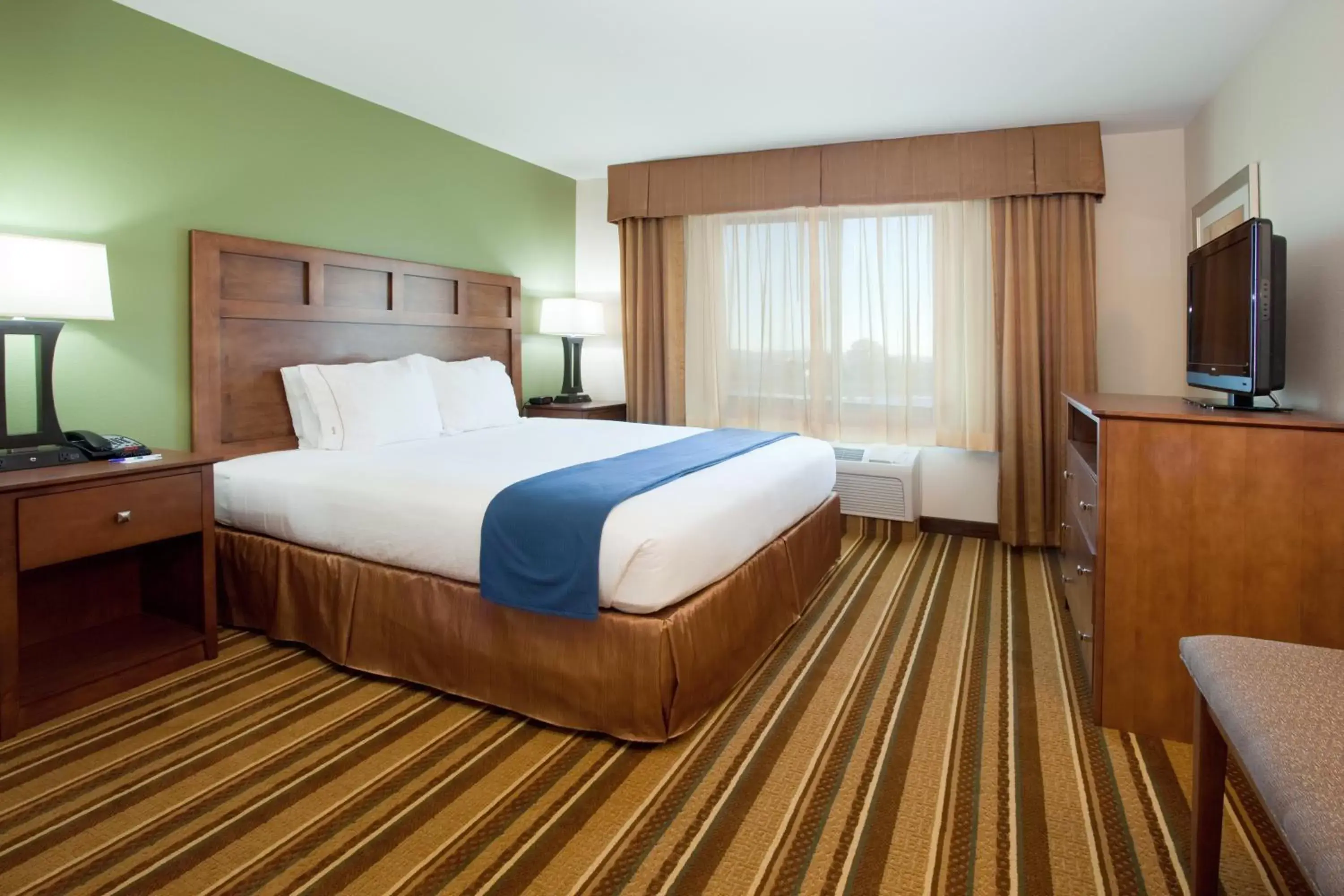 Photo of the whole room, Bed in Holiday Inn Express and Suites Los Alamos Entrada Park, an IHG Hotel