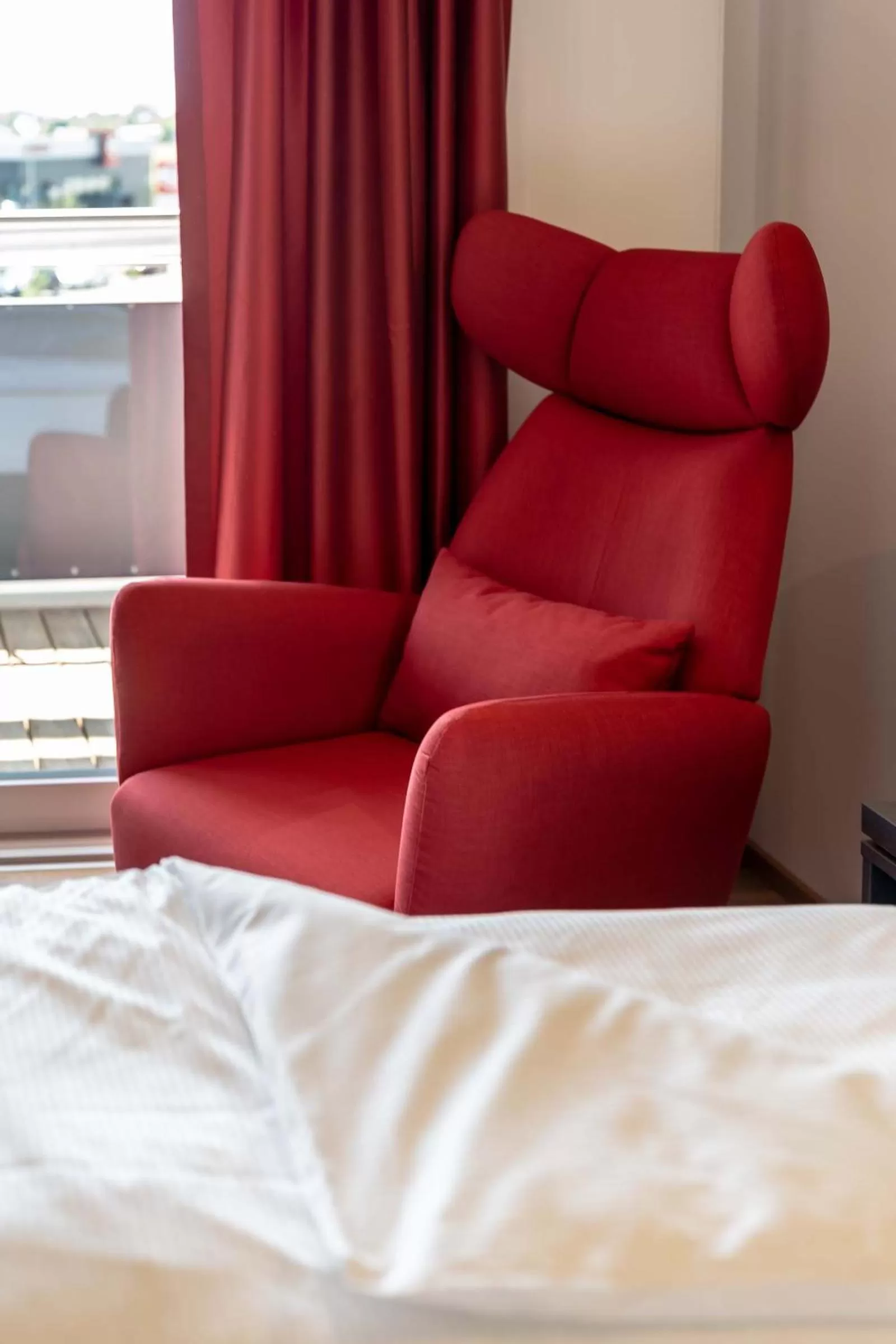 Living room, Bed in Augsburg Hotel Sonnenhof