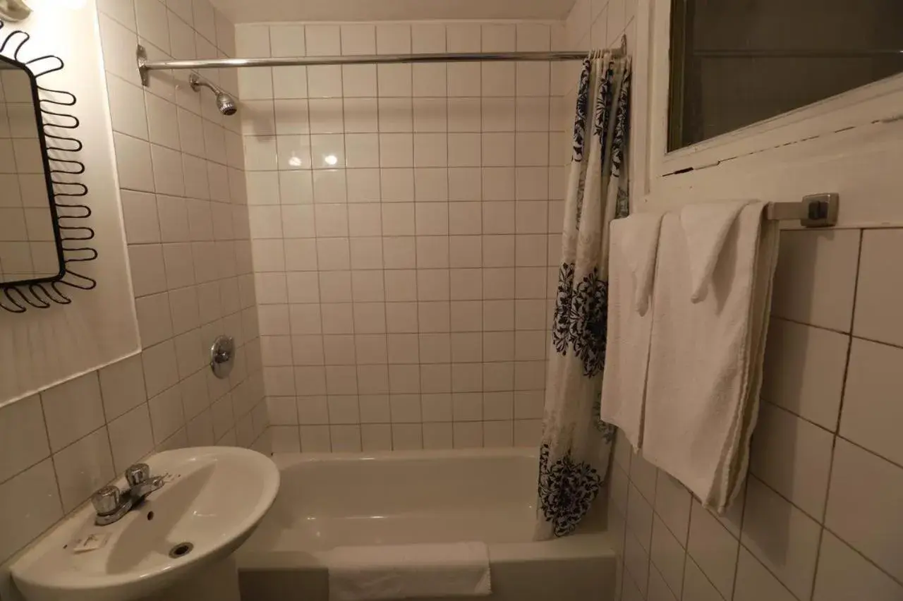 Bathroom in Motel Chez Nous