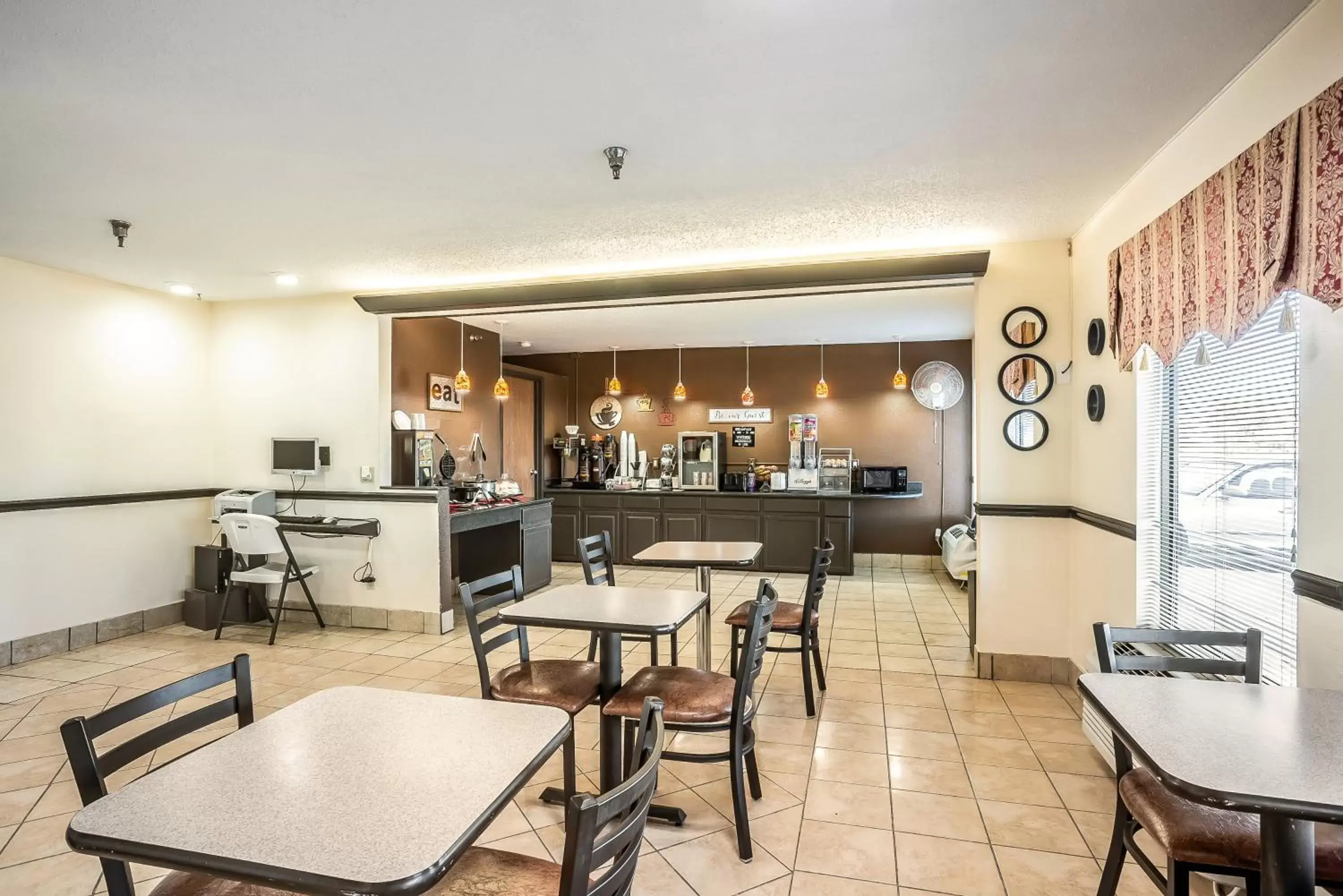 Restaurant/Places to Eat in Americas Best Value Inn-Galesburg