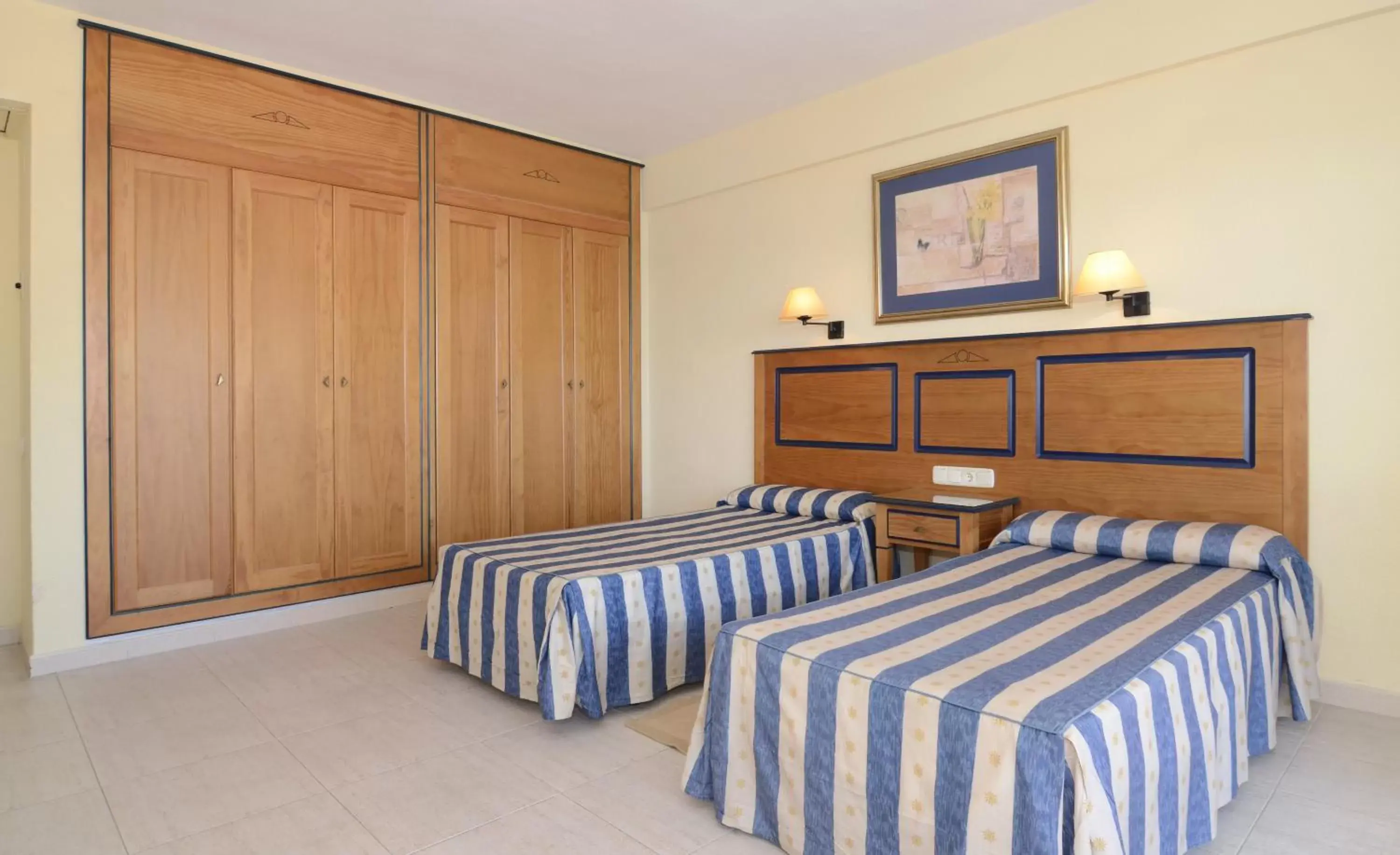 Photo of the whole room, Bed in Hotel Apartamentos Pyr Fuengirola