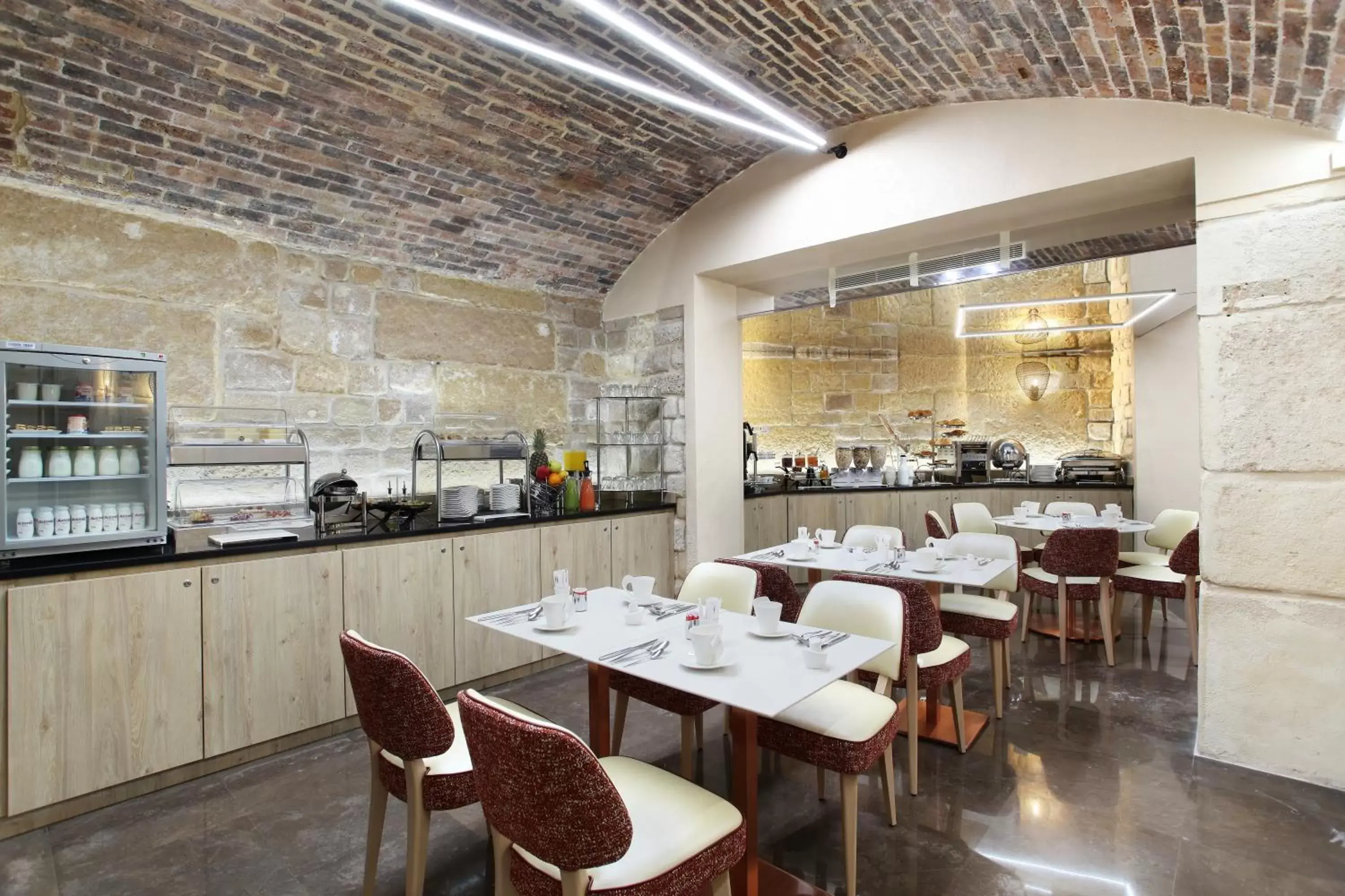 Restaurant/places to eat in Grand Hotel Saint Michel Restaurant/places to eat in Grand Hotel Saint Michel