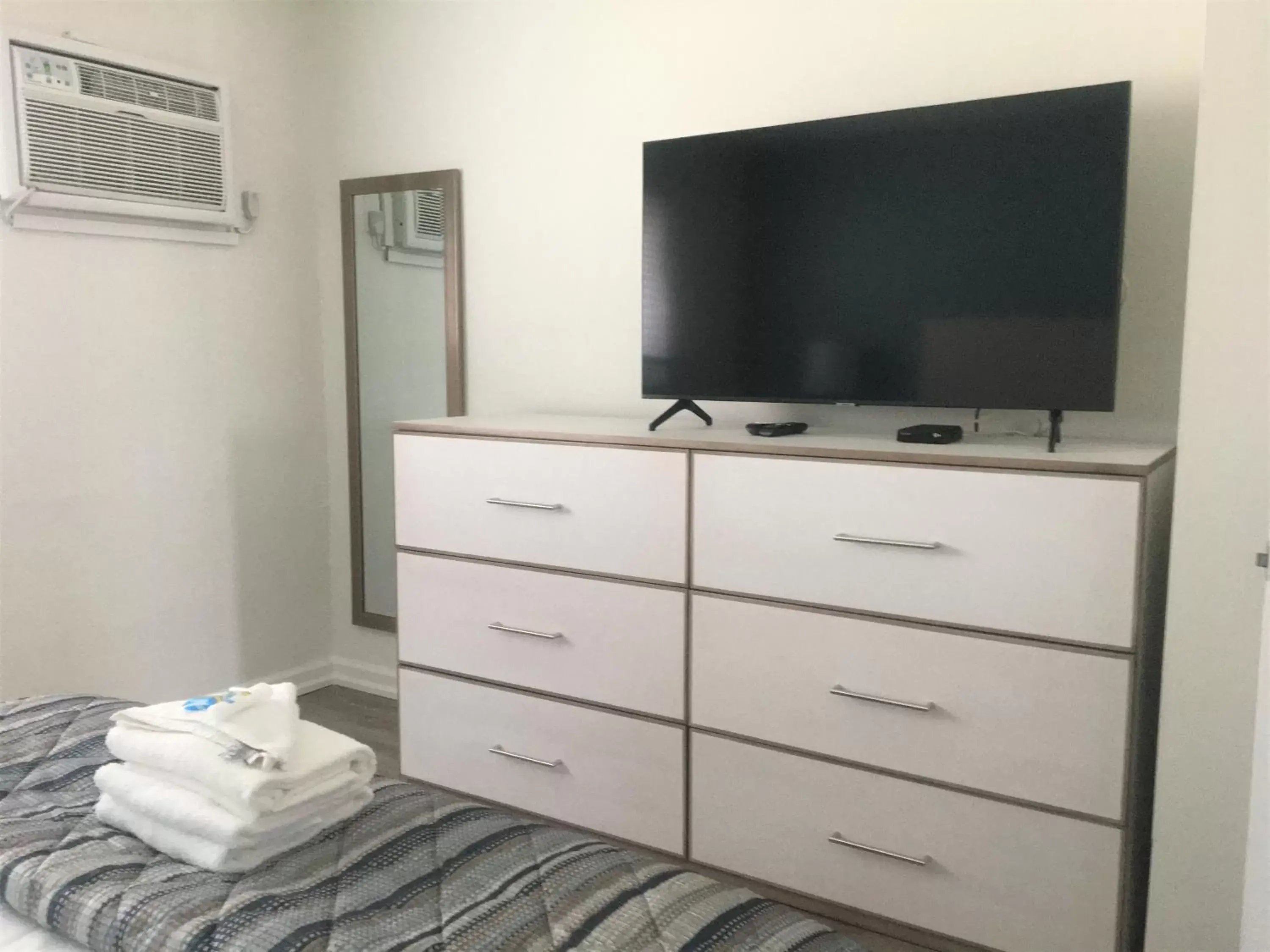 Bedroom, TV/Entertainment Center in Esplanade Suites - A Sundance Vacations Property