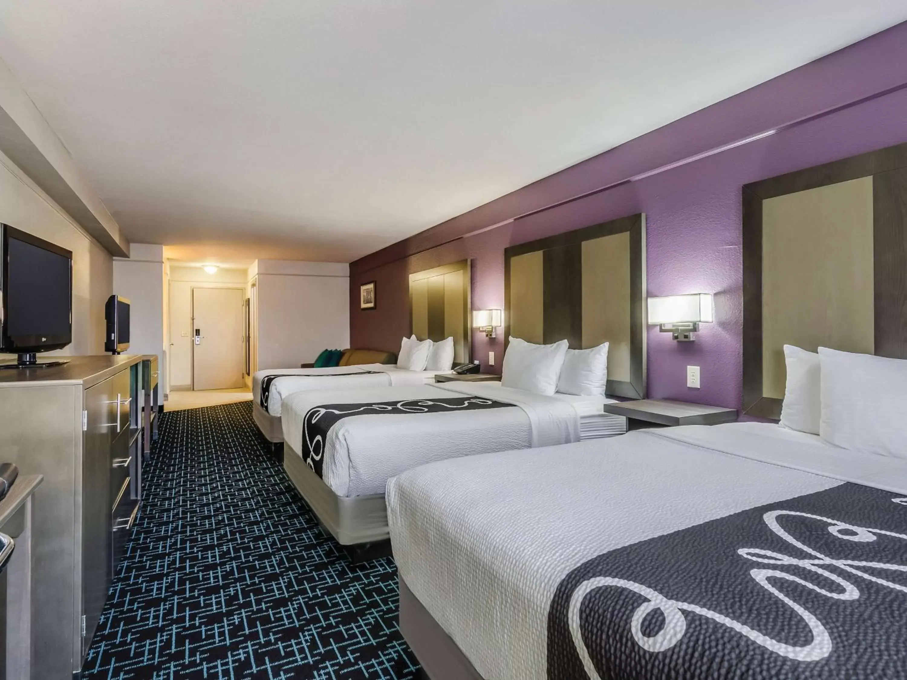 Bed in La Quinta by Wyndham Kansas City Airport