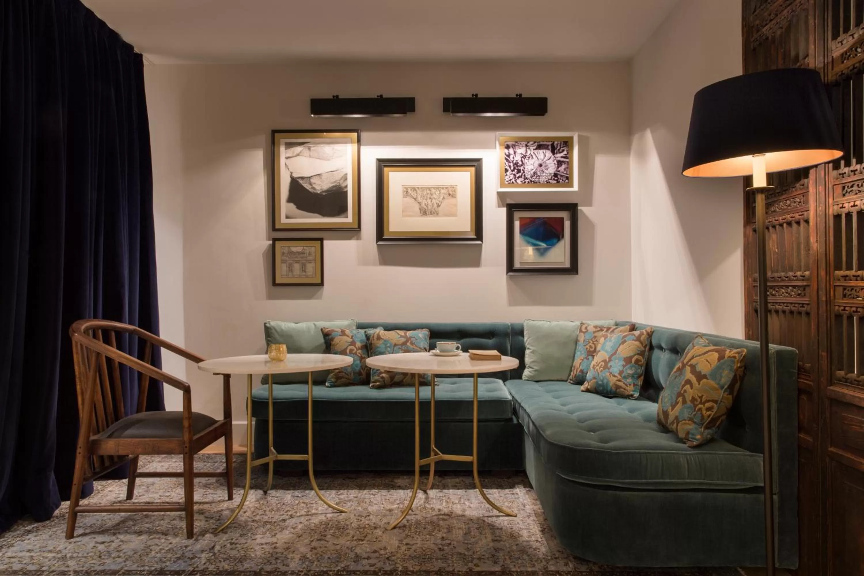 Lounge or bar in Hotel Midmost by Majestic Hotel Group