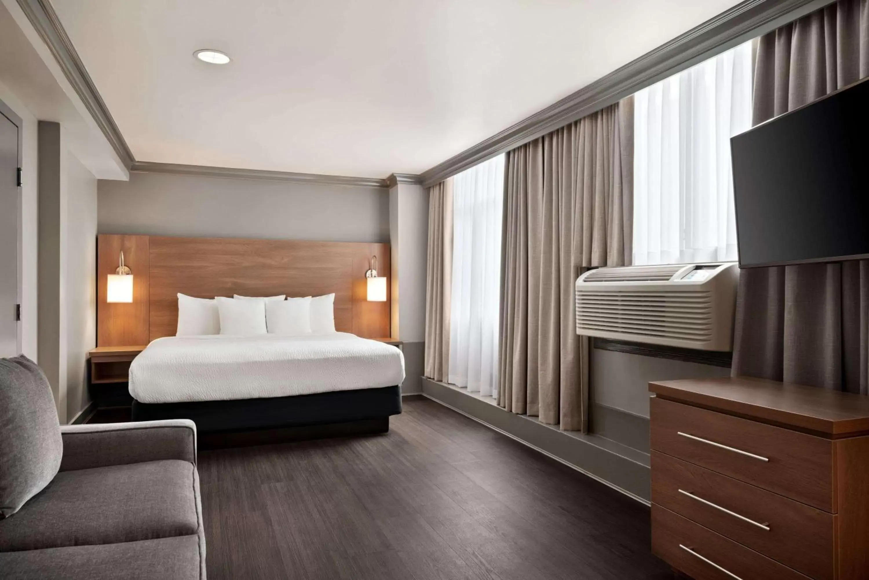 Photo of the whole room, Bed in Days Inn by Wyndham Vancouver Downtown