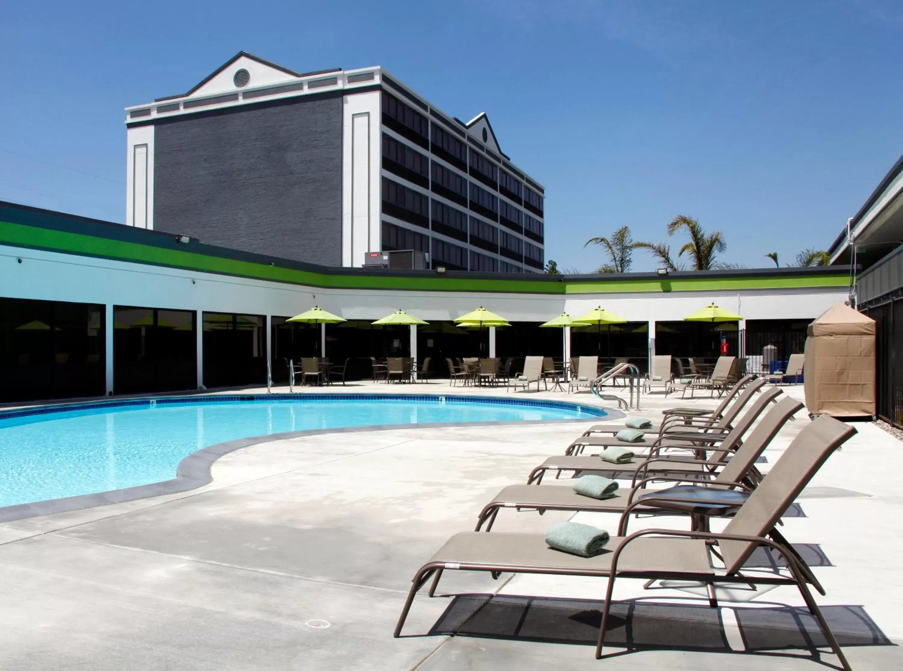 Swimming Pool in Radisson Hotel Oakland Airport