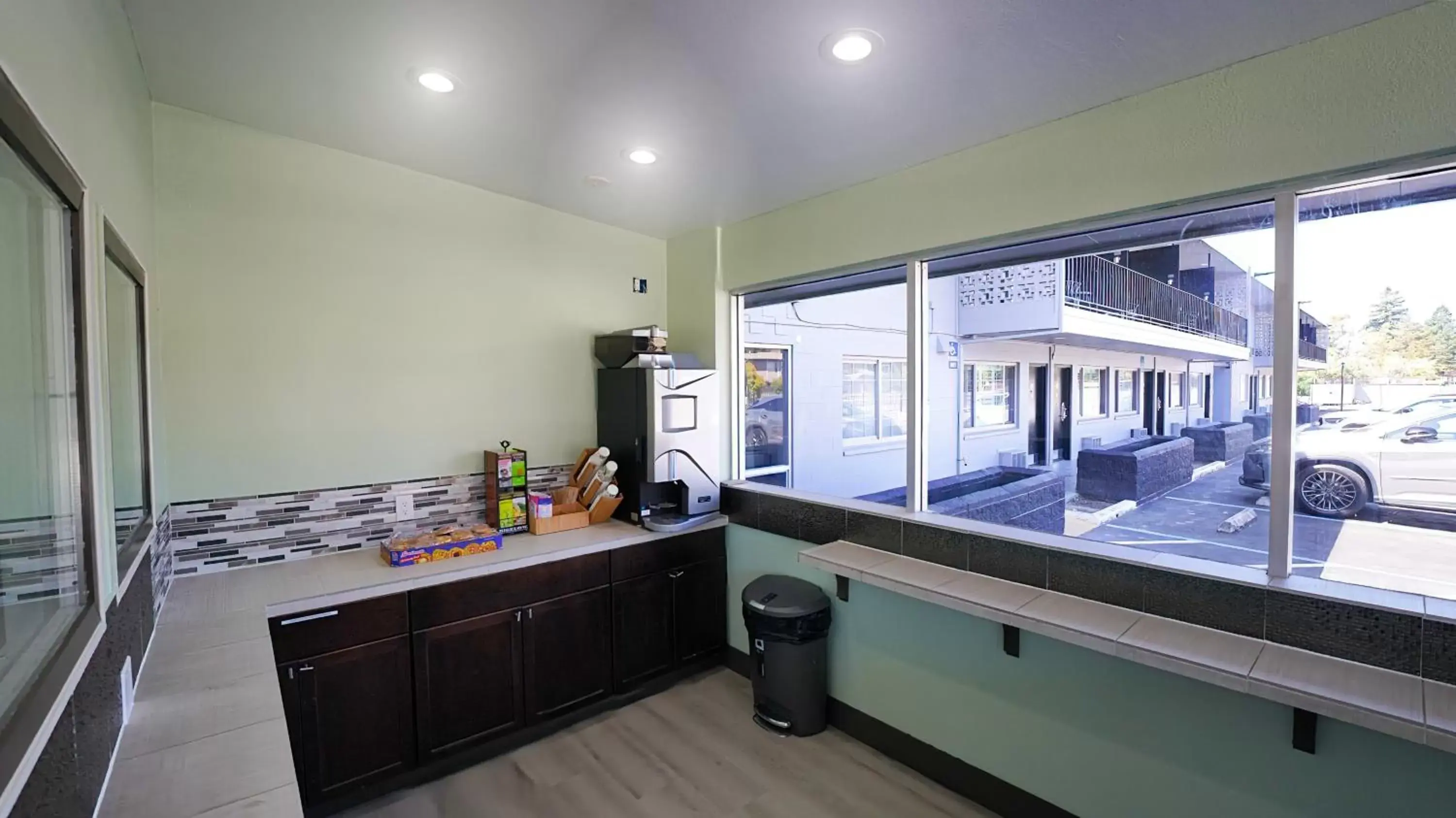 Breakfast in SeaSide Inn & Suites Breakfast in SeaSide Inn & Suites