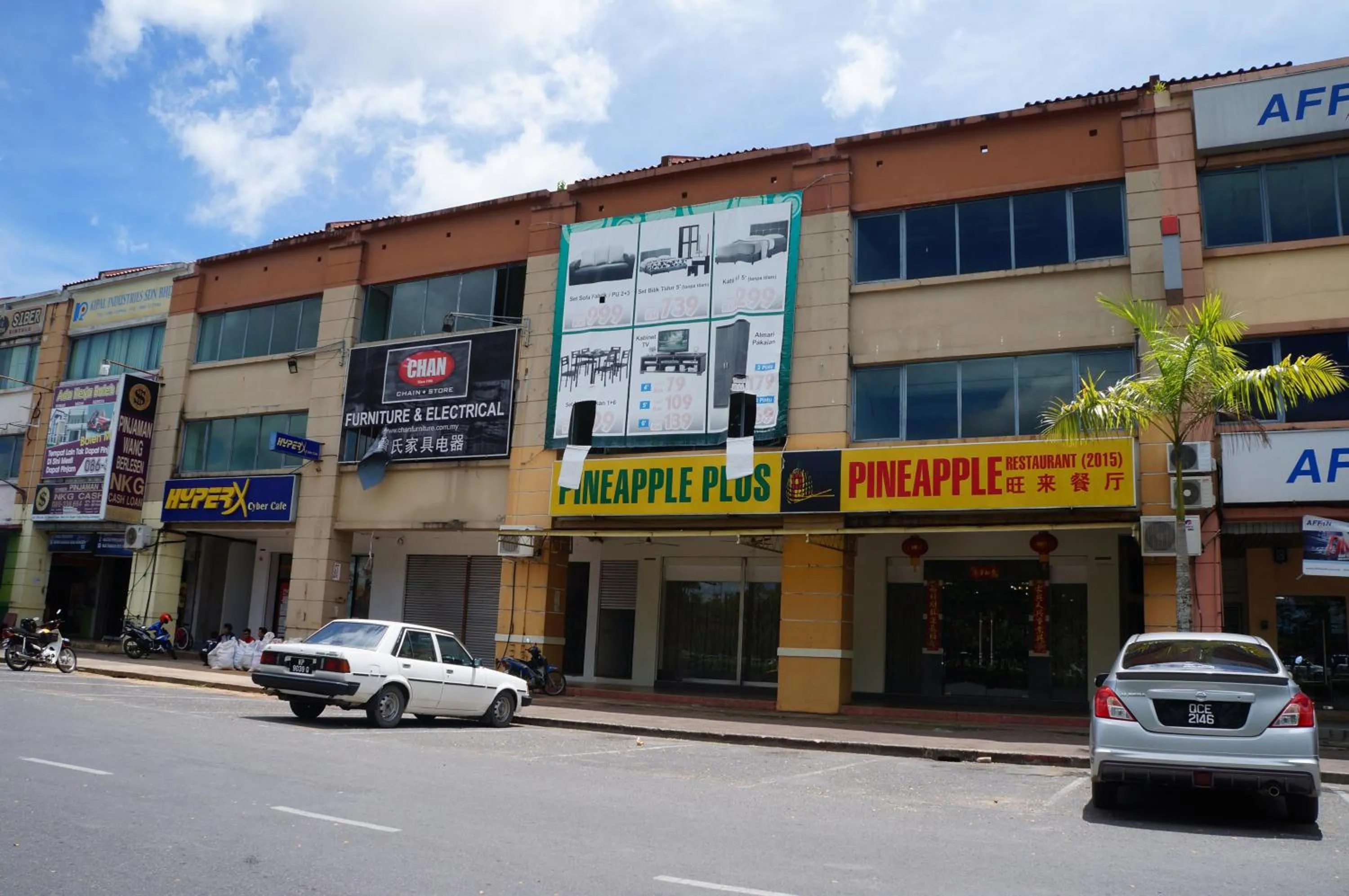 Restaurant/places to eat in Greens Hotel & Suites