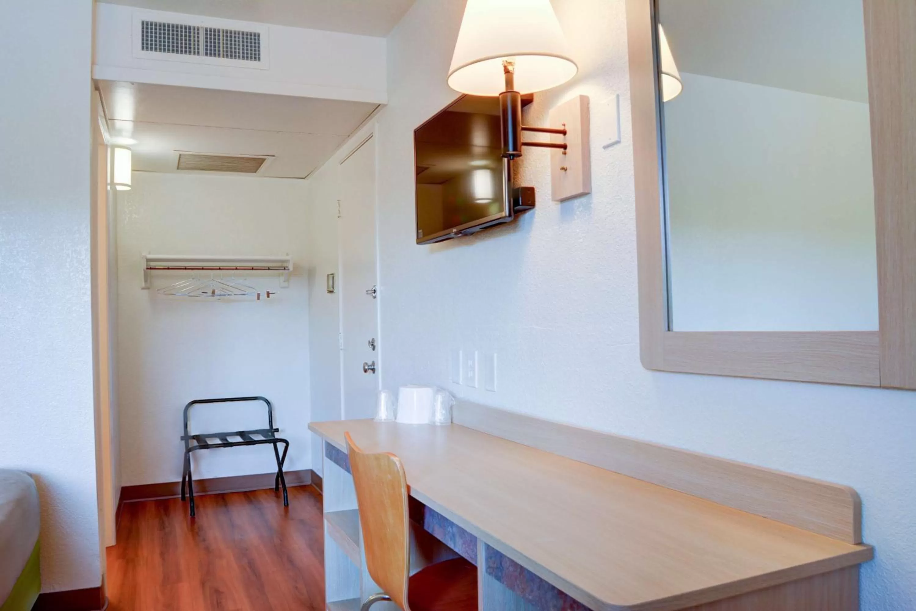 Double Room - Disability Access - Roll In Shower in Motel 6-Springfield, OR - Eugene North