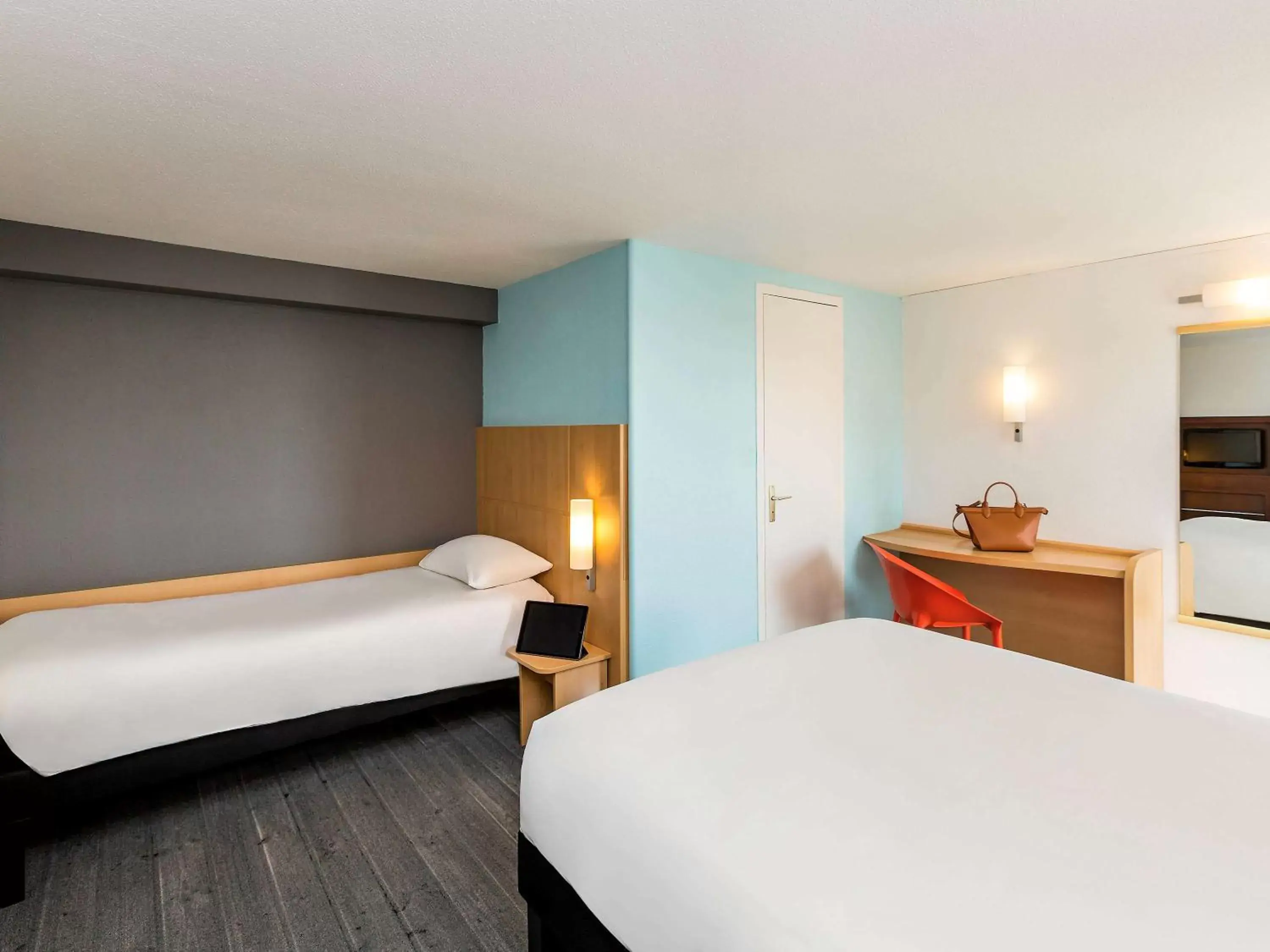 Photo of the whole room, Bed in ibis Roscoff