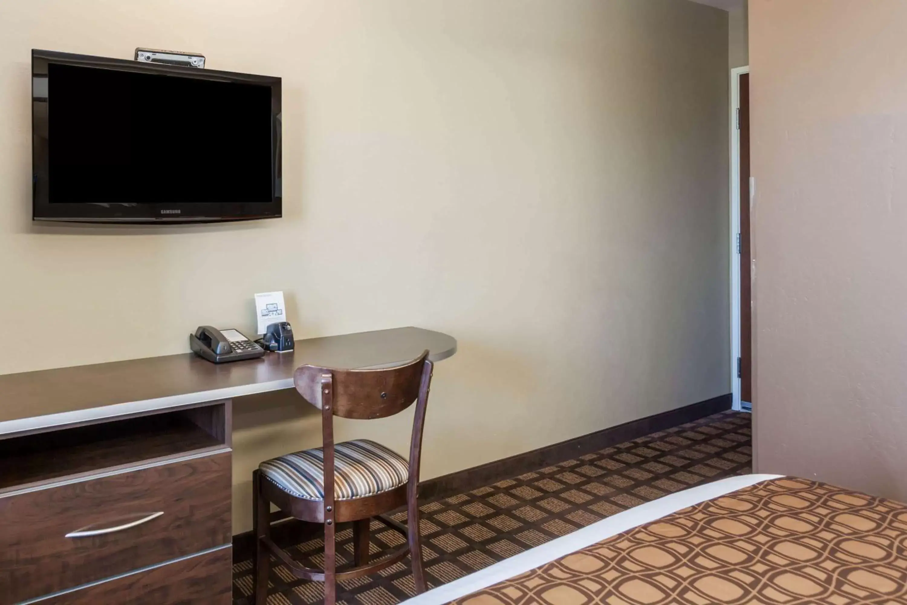 Photo of the whole room, TV/Entertainment Center in Microtel Inn & Suites by Wyndham Wheeler Ridge