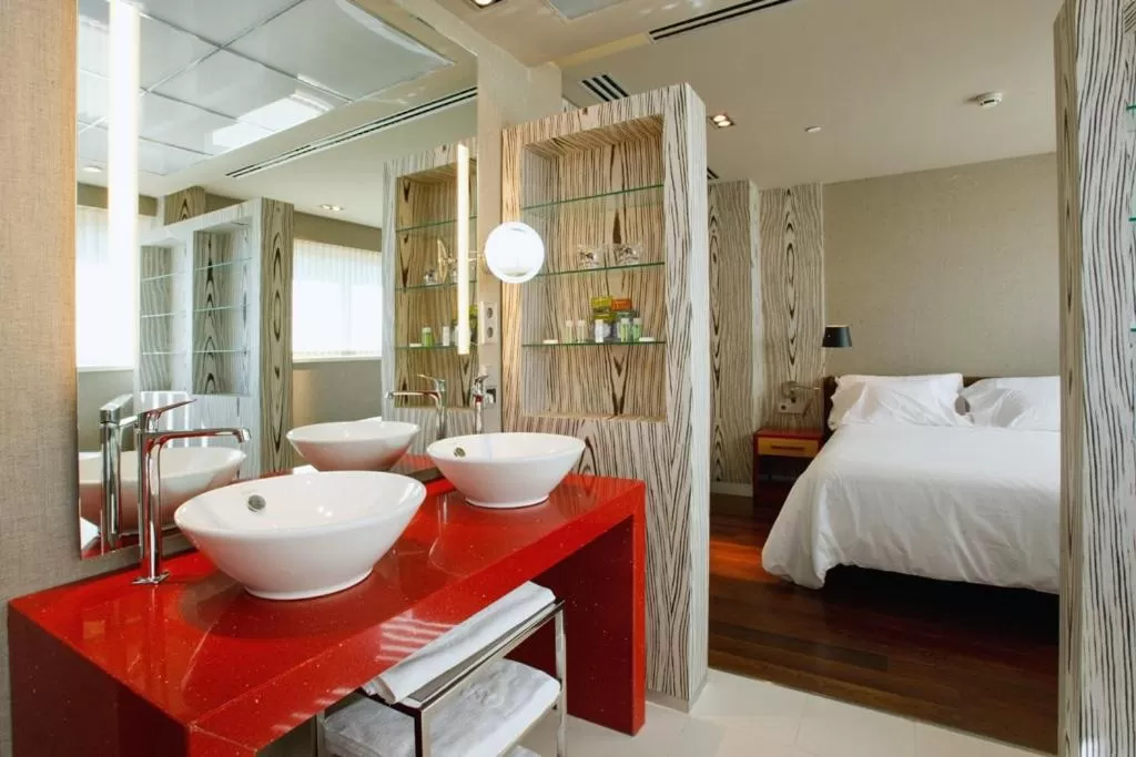 Bathroom, Bed in Hotel Alfonso